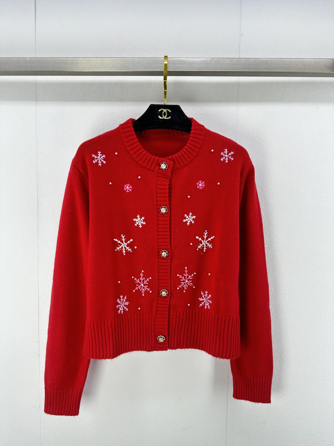 NO:296190,CHANE* New details 25 Early spring new simple knitted round-neck cardigan Custom logo buttons Snowflake beads decorative body Sweet and versatile 2 colors 3 size SML, chanel, alexander wang19860909CHANE* 上新细节 25 早春新款简约针织圆领开衫 定制logo纽扣 雪花钉珠装饰衣身 甜美百搭 2色3码SML,,chanel,alexander wang,Women's clothing