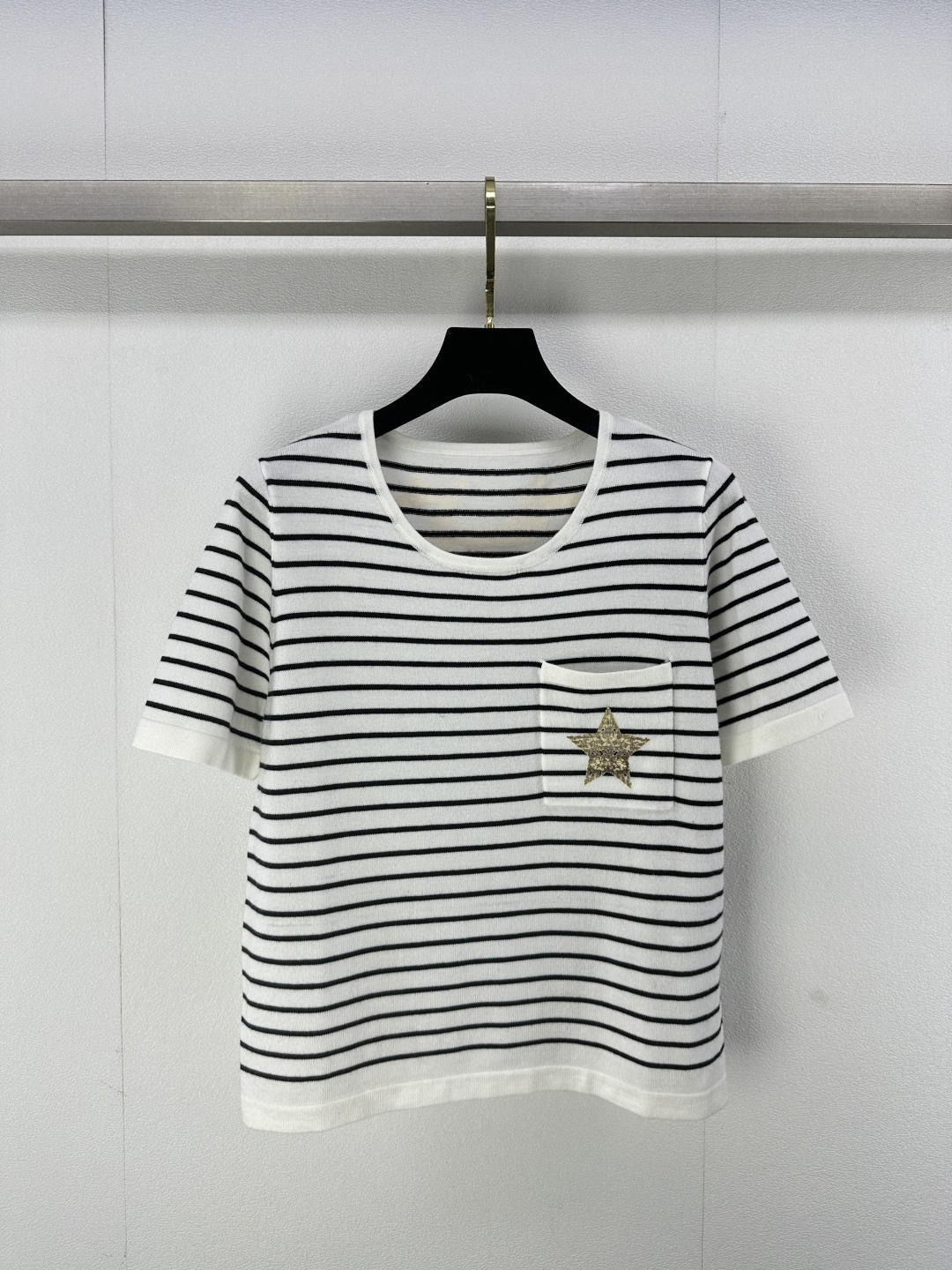 NO:296185,Dio* new details 25 Early spring new knitted round-neck striped short sleeves, mid-color striped splicing design, back positioning brand letter logo jacquard decoration, pocket five-pointed star print, simple and high-end versatile 2 colors 3 codes SML,,dior,T-shirt,alexander wang19860909Dio*上新细节 25 早春新款针织圆领条纹短袖 间色条纹拼接设计 后背定位品牌字母logo提花装饰 口袋五角星印花 简约高级百搭 2色3码SML,,dior,T-shirt,alexander wang,Women's clothing