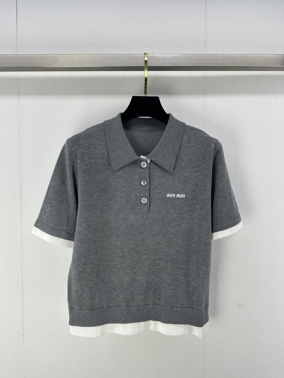 NO:296180,MIUMI new details 25 Early spring new style college style contrasting lapel knitted short sleeve classic splicing contrasting color decoration with slits on the hem, girlish style reduces age and sweet atmosphere, versatile style is not picky, 3 colors and 3 sizes SML, miumiu, T-shirt, alexander wang19860909MIUMI上新细节 25 早春新款学院风撞色翻领针织短袖经典拼接撞色装饰 下摆开叉 少女风减龄甜美气息 版型百搭不挑人很好 3色3码SML,,miumiu,T-shirt,alexander wang,Women's clothing