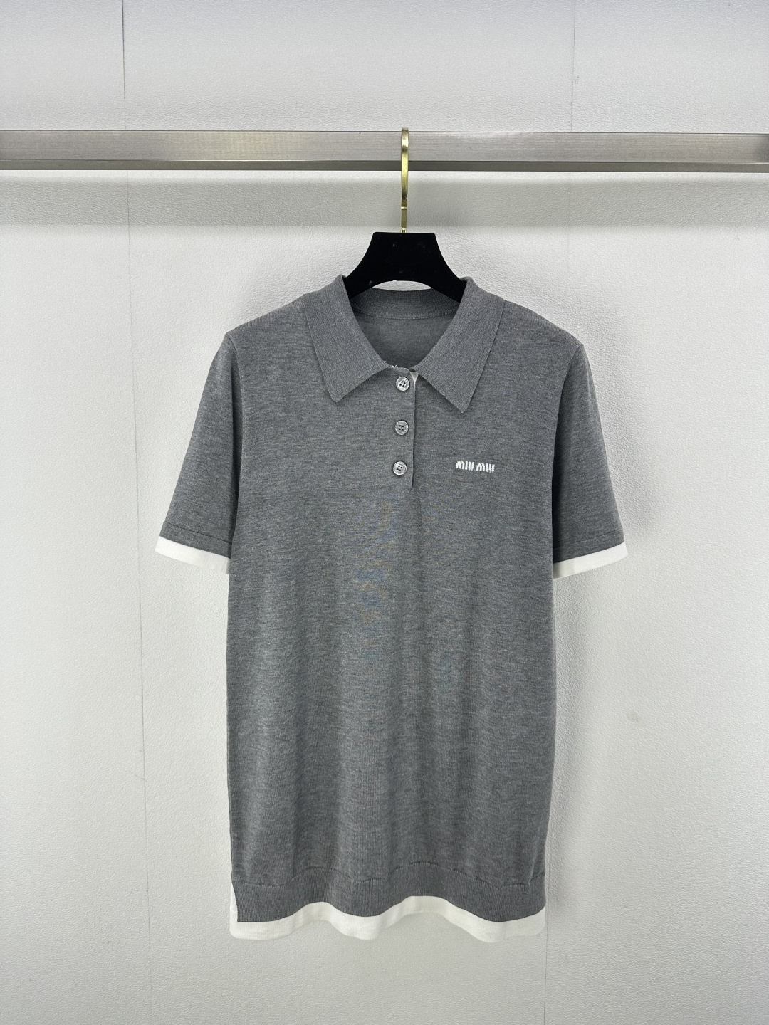 NO:296175,MIUMI new details 25 Early spring new style college style contrast lapel knitted short-sleeved skirt classic splicing contrasting color decoration with slits on the hem, girlish style reduces age and sweet atmosphere, versatile style is not picky, 3 colors and 3 sizes SML, miumiu, skirts, T-shirt, alexander wang19860909MIUMI上新细节 25 早春新款学院风撞色翻领针织短袖裙经典拼接撞色装饰 下摆开叉 少女风减龄甜美气息 版型百搭不挑人很好 3色3码SML,,miumiu,skirts,T-shirt,alexander wang,Women's clothing