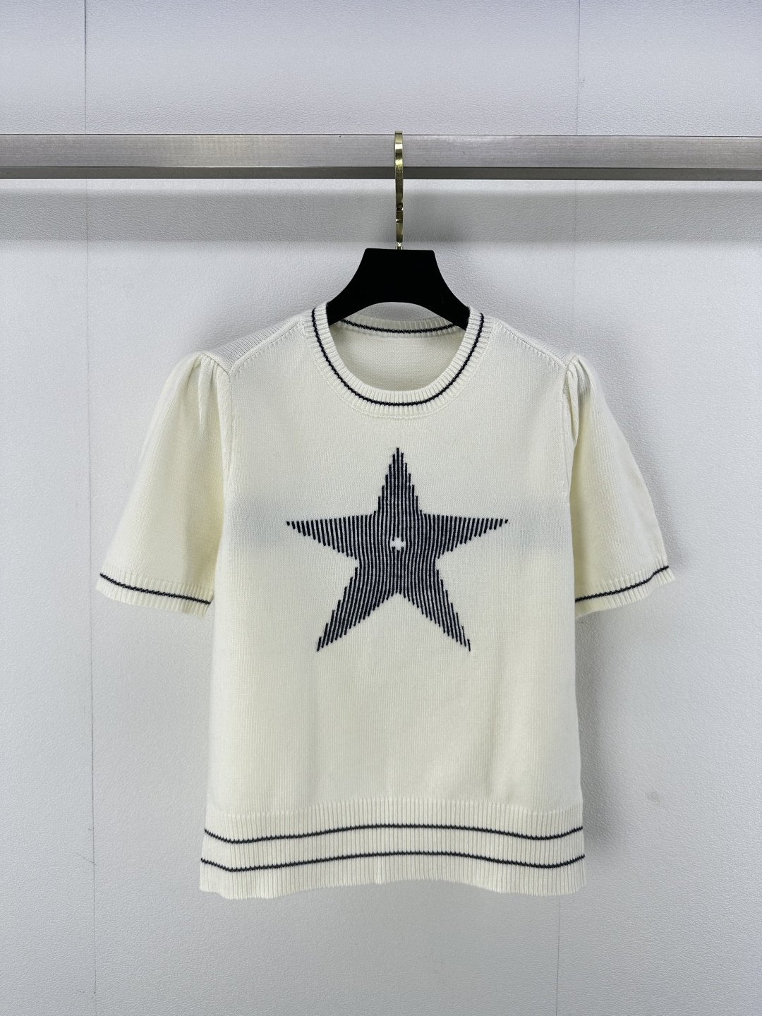 NO:296170,Dio* new details 25 Early spring new knitted round neck short sleeve puff sleeve design jacquard decoration classic letter logo jacquard embellishment simple and fashionable playful 3 colors 3 codes SML, dior, T-shirt, alexander wang19860909Dio*上新细节 25 早春新款针织圆领短袖 泡泡袖设计 提花装饰 后背经典字母logo提花点缀 简约时髦俏皮 3色3码SML,,dior,T-shirt,alexander wang,Women's clothing