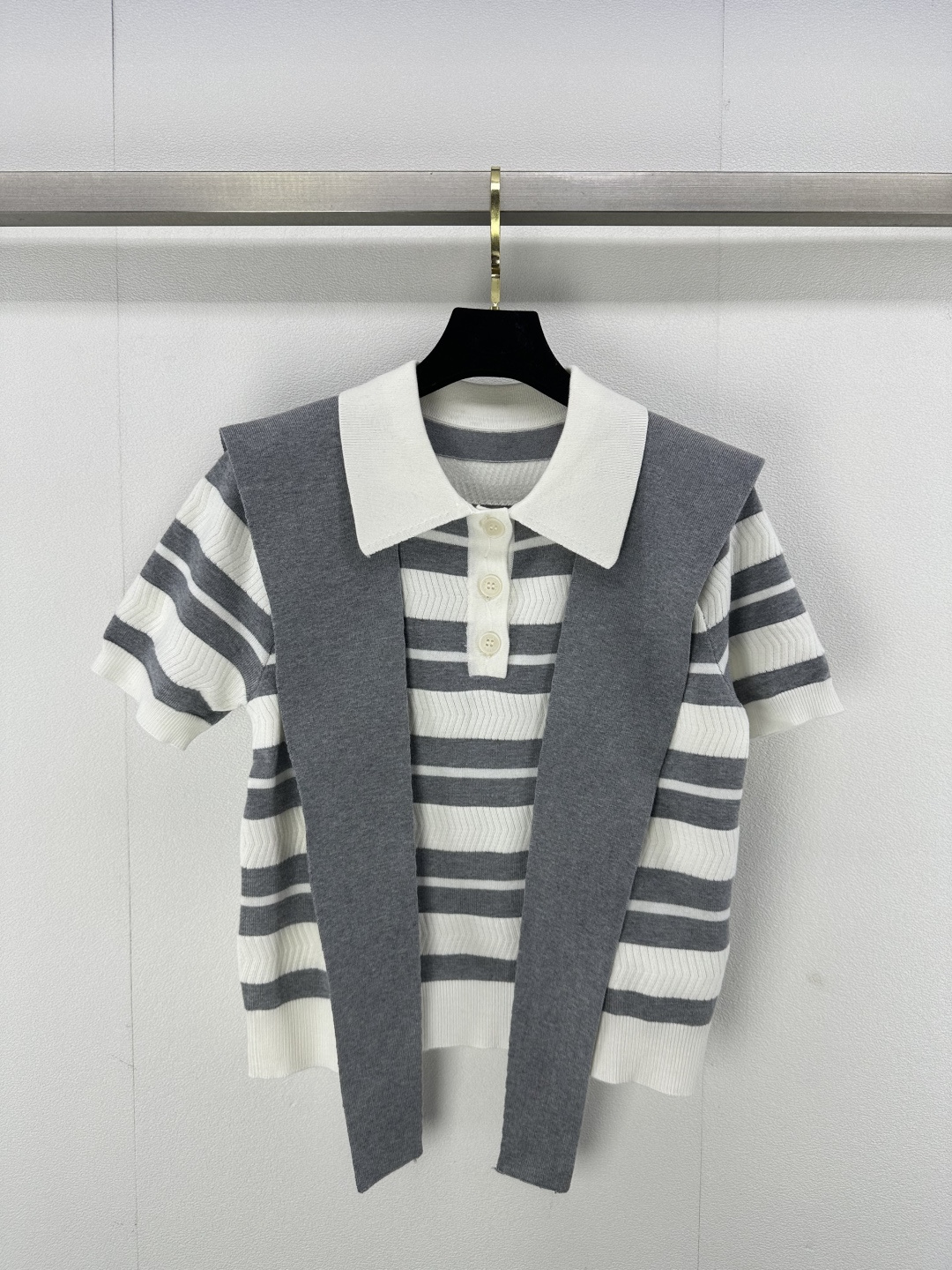 NO:296165,New details on Dio* 25 New knitted lapel short sleeves in early spring, disassembled navy collar design letter logo jacquard embellishment striped splicing design letter CD embroidery embellishment high-end fashionable and versatile 2 colors 3 codes SML, dior, T-shirt, alexander wang19860909Dio*上新细节 25 早春新款针织翻领短袖 拆卸海军领设计字母logo提花点缀 条纹拼接设计 字母CD刺绣点缀 高级时髦百搭 2色3码SML,,dior,T-shirt,alexander wang,Women's clothing