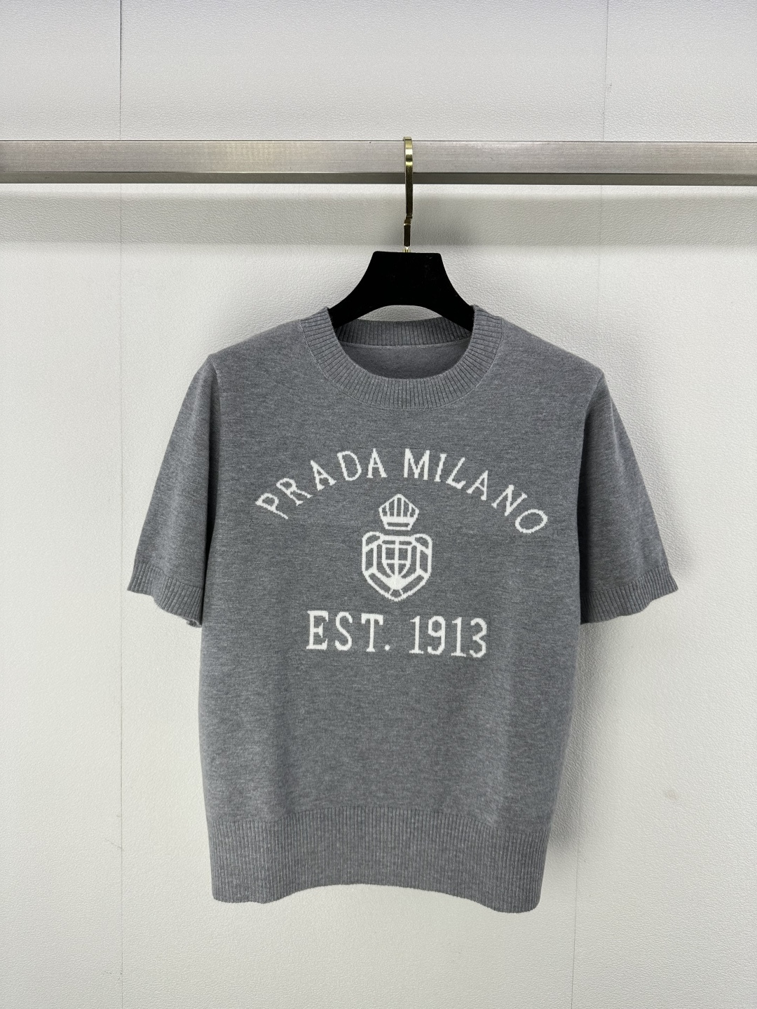 NO:296160,New details on Prad* 25 Early spring new knitted round neck short sleeves Classic brand letter logo pattern contrasting jacquard decoration Regular style Simple and fashionable daily casual and versatile 2 colors 3 codes SML, prada, T-shirt, alexander wang19860909Prad*上新细节 25 早春新款针织圆领短袖 经典品牌字母logo图案撞色提花装饰 常规版型 简约时髦日常休闲百搭 2色3码SML,,prada,T-shirt,alexander wang,Women's clothing