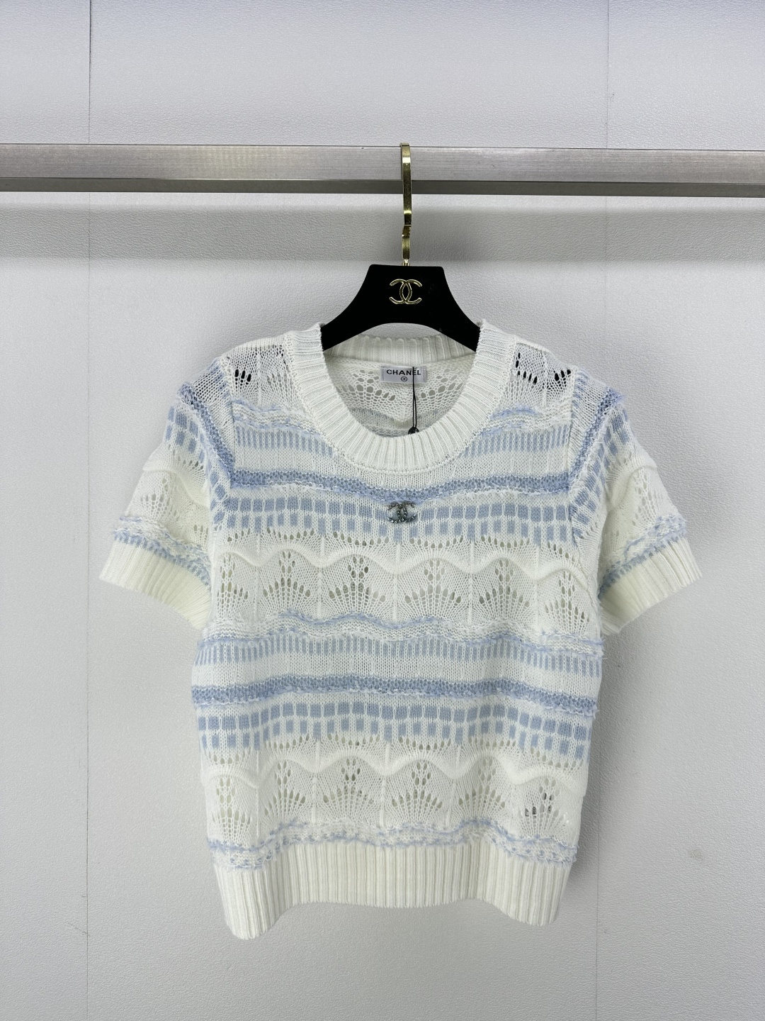 NO:296201,Chane* New details 25 New knitted gradient hollow short sleeves Gradient color small hollow ultra-thin breathable Double C three-dimensional logo full of small fragrance!  Light and comfortable material, sweet and elegant temperament, 2 colors and 3 sizes SML, chanel, T-shirt, alexander wang19860909Chane*上新细节 25 新款针织渐变镂空短袖 渐变颜色小镂空超薄透气 双C立体标志满满小香风！材质轻薄舒适,甜美气质名媛 2色3码SML,,chanel,T-shirt,alexander wang,Women's clothing