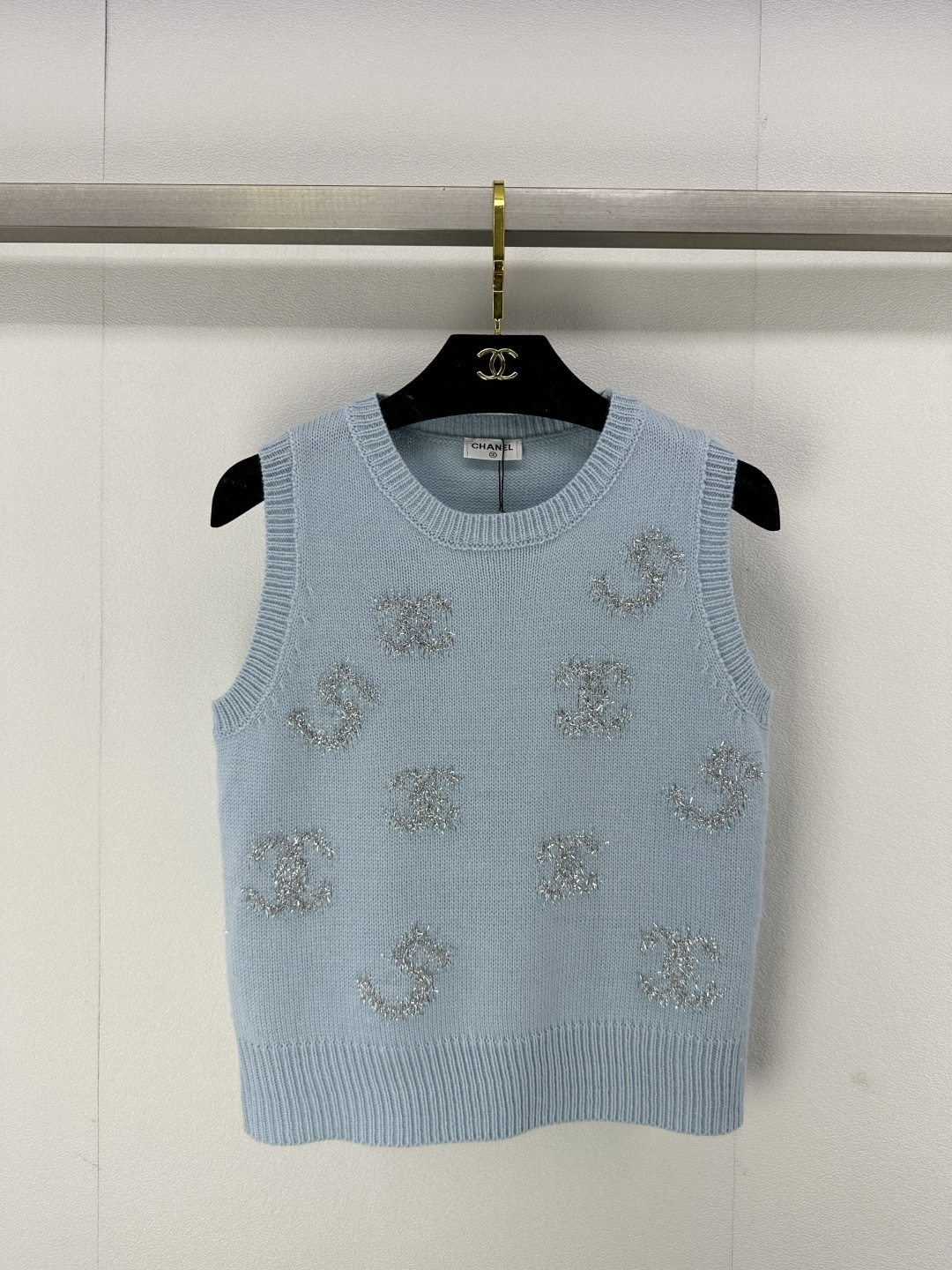 NO:296197,Chane* new details 25 Early spring new silver wire round neck vest pure handmade yarn-piece small fragrance pattern elements full of small fragrance style, with a rich girl style!  3 color 3 code SML, chanel, alexander wang19860909Chane*上新细节 25 早春新款银丝圆领背心纯手工拼纱小香图案元素 满满小香风 上身富家千金小姐风范！ 3色3码SML,,chanel,alexander wang,Women's clothing