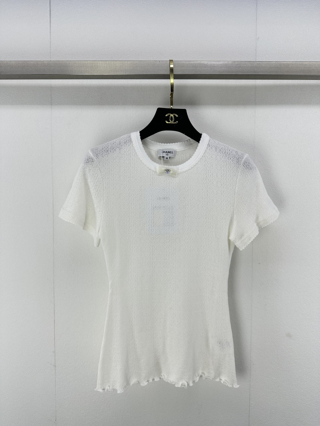 NO:296193,Chane* new details 25 Early spring new knitted lace short sleeves, exquisite beaded bow decoration, exquisite regular version, huge slimming on the upper body!  Customized the latest jacquard hollowing craftsmanship, low-key and luxurious!  The essential items for fashionable and exquisite unlock all outfits. Classic items are fashionable and high-end. The classic style is versatile and not picky. 1 color and 3 codes SML, chanel, T-shirt, alexander wang19860909Chane*上新细节 25 早春新品针织花边短袖 精致钉珠蝴蝶结装饰 精致常规版型上身巨显瘦！定制最新提花镂空工艺 低调奢华！时髦精必备单品解锁所有穿搭 经典单品时髦又高级 经典版型百搭不挑人 1色3码SML,,chanel,T-shirt,alexander wang,Women's clothing