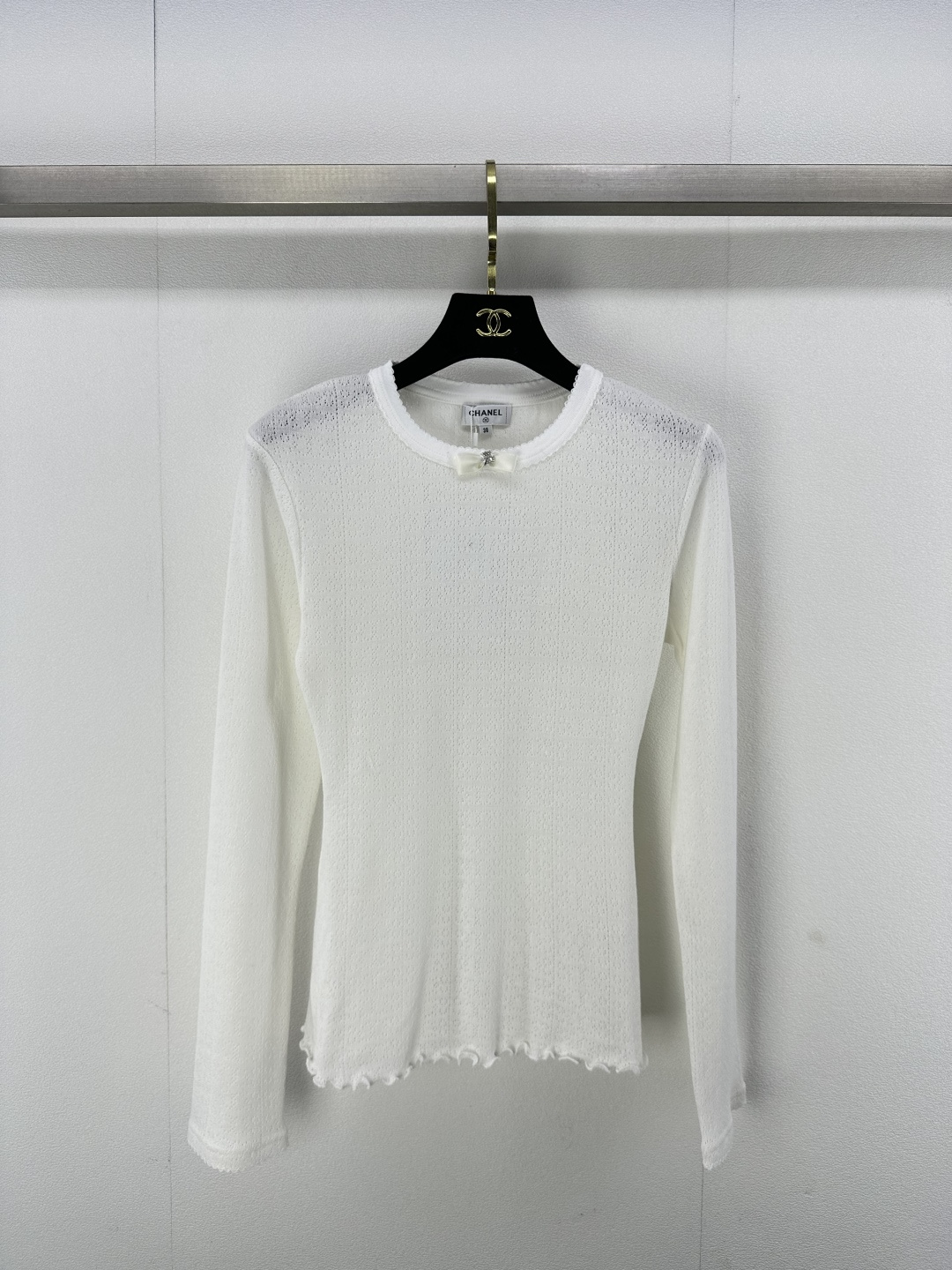 NO:296188,Chane* new details 25 New early spring products knitted lace long sleeves, exquisite beaded bow decoration, exquisite regular version, huge slimming on the upper body!  Customized the latest jacquard hollowing craftsmanship, low-key and luxurious!  The must-have items unlock all outfits. Classic items are fashionable and high-end. The classic style is versatile and not picky. 1 color and 3 size SML, chanel, alexander wang19860909Chane*上新细节 25 早春新品针织花边长袖 精致钉珠蝴蝶结装饰 精致常规版型上身巨显瘦！定制最新提花镂空工艺 低调奢华！时髦精必备单品解锁所有穿搭 经典单品时髦又高级 经典版型百搭不挑人 1色3码SML,,chanel,alexander wang,Women's clothing