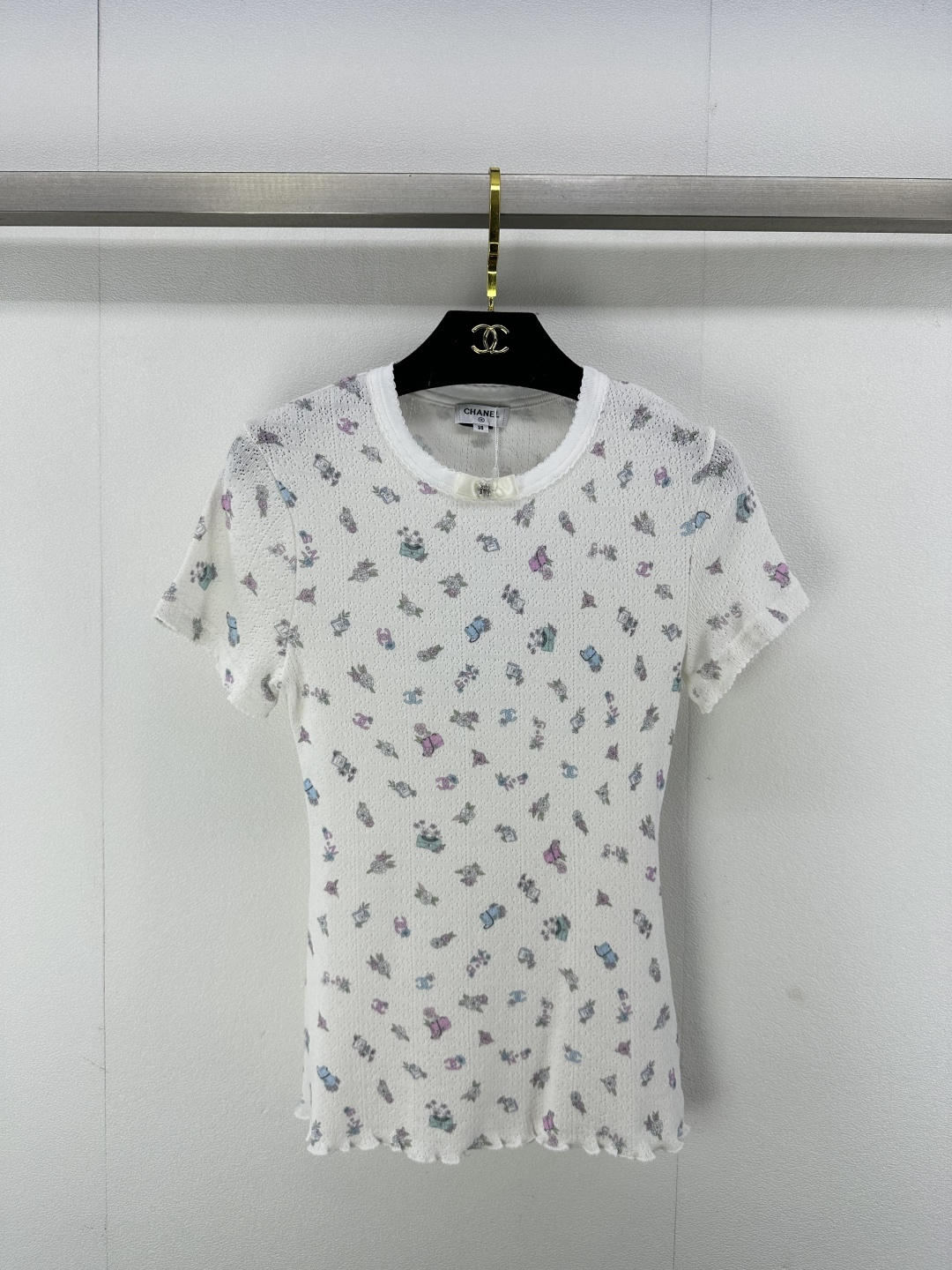 NO:296183,Chane* new details 25 Early spring new product knitted printed lace short sleeves, exquisite bow decoration, exquisite regular version, huge slimming on the upper body!  Customized the latest jacquard hollowing craftsmanship, low-key and luxurious!  The essential items for fashionable and exquisite unlock all outfits. Classic items are fashionable and high-end. The classic style is versatile and not picky. 1 color and 3 codes SML, chanel, T-shirt, alexander wang19860909Chane*上新细节 25 早春新品针织印花花边短袖 精致蝴蝶结装饰 精致常规版型上身巨显瘦！定制最新提花镂空工艺 低调奢华！时髦精必备单品解锁所有穿搭 经典单品时髦又高级 经典版型百搭不挑人 1色3码SML,,chanel,T-shirt,alexander wang,Women's clothing