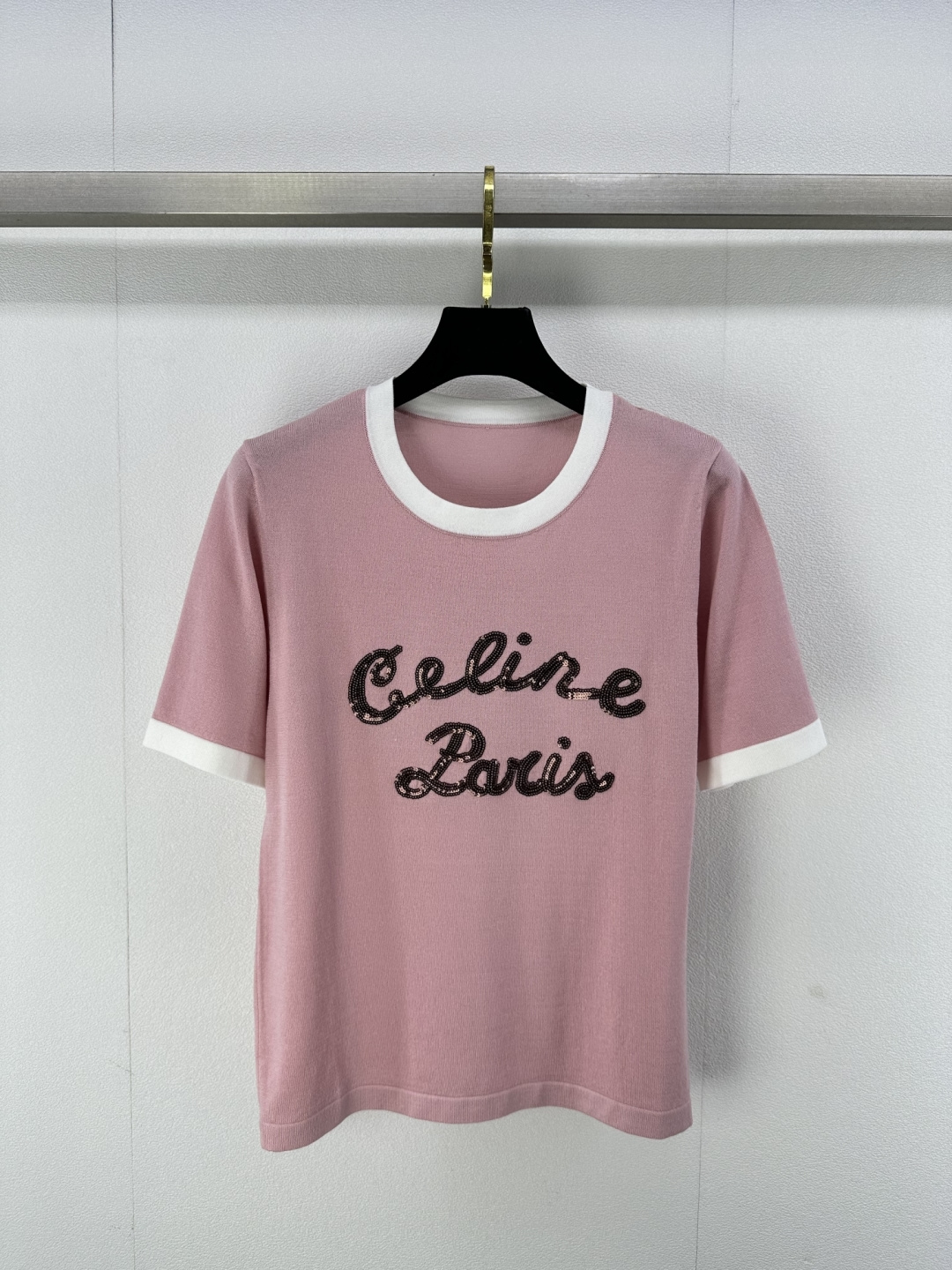 NO:297460,Celin* new details 25 Early spring new bead piece logo letter short sleeves!  The contrasting color beads are flashing with dazzling and charming brilliant beauty. The contrasting color collar has a light and thin feel!  All-match is not picky!  2 color 3 code SML, celine, T-shirt, alexander wang19860909Celin*上新细节 25 早春新款珠片logo字母短袖！撞色珠片闪烁着万般耀眼迷人的璀璨感巨美.撞色领轻薄的手感超赞！百搭不挑人！ 2色3码SML,,celine,T-shirt,alexander wang,Women's clothing