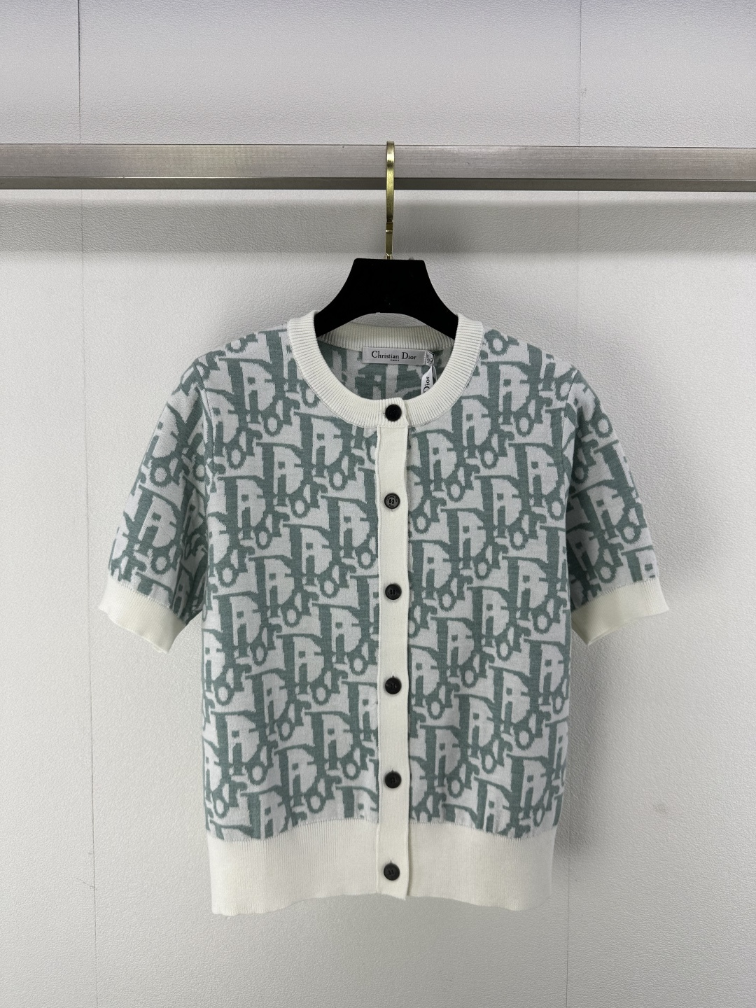 NO:297458,Dio* new details 25 new round neck full-print short-sleeved cardigan button CD letter logo design classic letter logo jacquard decoration high-end fashionable big brand upper body slimming 3 colors 3 size SML,,dior,T-shirt,alexander wang19860909Dio*上新细节 25 新款圆领满印短袖开衫 纽扣CD字母logo设计 衣身经典字母logo提花装饰 高级时髦大牌 上身显瘦 3色3码SML,,dior,T-shirt,alexander wang,Women's clothing