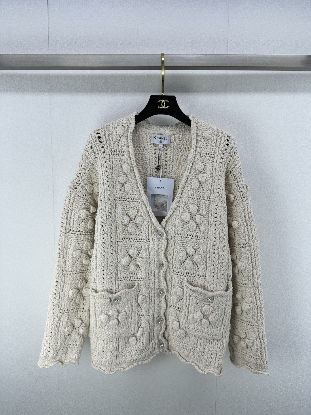 NO:297456,Chane* new details 25 New heavy-duty hand-crochet v-neck cardigan Standard dust bag Customized YB cotton yarn woven Full hand-woven presents a three-dimensional petal texture with hollowing and orderly distribution High-quality texture Comfortable and soft V-neck long-sleeved knitted cardigan tailoring ready-to-wear camellia square splicing knitted wavy pattern edge details Fully scored Rhinestone flower closure on the chest Decoration of advanced positioning and fashionable tone Hollow details Add design and atmosphere The upper body is sexy and light and add feminine charm 1 color 3 code SML, chanel, alexander wang19860909Chane*上新细节 25 新品重工手钩针织v领开衫 标配防尘袋 定制YB全棉纱线织造 全手工编织 呈现出镂空与分布有序的立体花瓣肌理 质感高级 舒适柔软 V领长袖针织开衫剪裁 成衣立体山茶花纹方块拼接针织波浪纹包边细节满分 胸前水钻花朵襟扣装点 彰显高级定位和时尚调性 镂空细节增添设计感和氛围感 上身性感轻盈更添女性魅力 1色3码SML,,chanel,alexander wang,Women's clothing