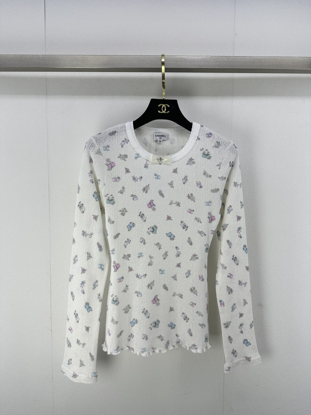 NO:297454,Chane* new details 25 Early spring new product knitted printed lace long sleeves exquisite bow decoration exquisite regular version look huge and slim!  Customized the latest jacquard hollowing craftsmanship, low-key and luxurious!  The must-have items unlock all outfits. Classic items are fashionable and high-end. The classic style is versatile and not picky. 1 color and 3 size SML, chanel, alexander wang19860909Chane*上新细节 25 早春新品针织印花花边长袖 精致蝴蝶结装饰 精致常规版型上身巨显瘦！定制最新提花镂空工艺 低调奢华！时髦精必备单品解锁所有穿搭 经典单品时髦又高级 经典版型百搭不挑人 1色3码SML,,chanel,alexander wang,Women's clothing