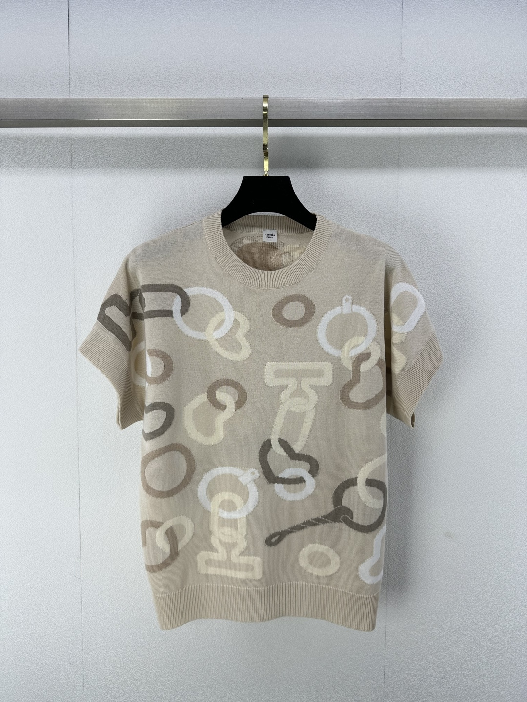 NO:297452,He*mès New Details 25 New buckle printed short sleeves, delicate and soft feel, invincible!  The temperament is round neck and elegant, the body print is retro and fashionable, the style is not picky, and the upper body looks slim and versatile!  3 color 3 code SML, T-shirt, alexander wang19860909He*mès 上新细节 25 新款锁扣印花短袖 细腻柔软的手感无敌赞！ 气质圆领优雅,衣身印花复古时髦 ,版型不挑人,上身显瘦又百搭！ 3色3码SML,,T-shirt,alexander wang,Women's clothing