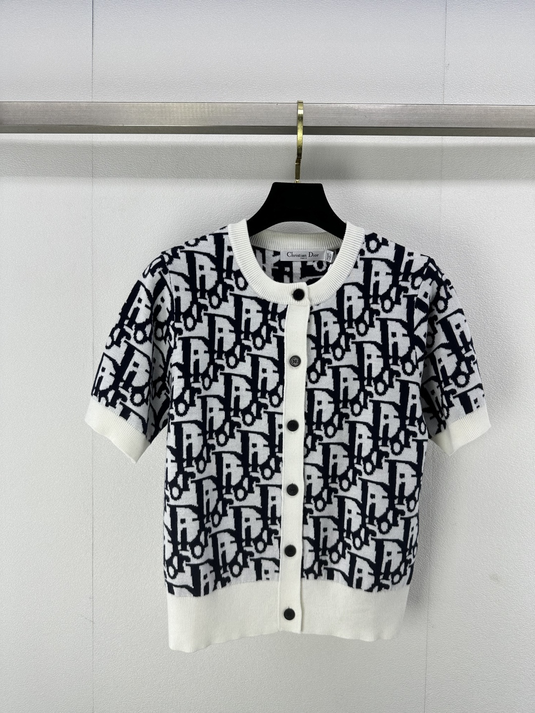 NO:297450,Dio* new details 25 new round neck full-print short-sleeved cardigan button CD letter logo design classic letter logo jacquard decoration high-end fashionable big brand upper body slimming 3 colors 3 size SML,,dior,T-shirt,alexander wang19860909Dio*上新细节 25 新款圆领满印短袖开衫 纽扣CD字母logo设计 衣身经典字母logo提花装饰 高级时髦大牌 上身显瘦 3色3码SML,,dior,T-shirt,alexander wang,Women's clothing