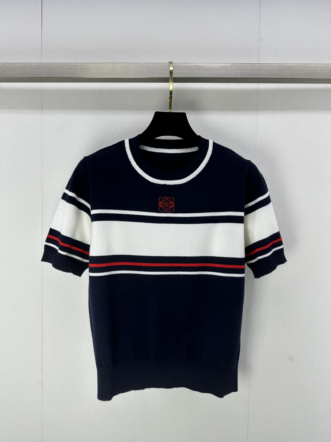 NO:298603,Loew* new details 25 Early spring new knitted round neck short sleeves Contrast striped splicing design Classic brand logo pattern embroidery embroidery Simple and fashionable daily casual versatile 2 colors 3 codes SML, loewe, T-shirt, alexander wang19860909Loew*上新细节 25 早春新款针织圆领短袖 撞色条纹拼接设计 经典品牌logo图案刺绣点缀 简约时髦日常休闲百搭 2色3码SML,,loewe,T-shirt,alexander wang,Women's clothing