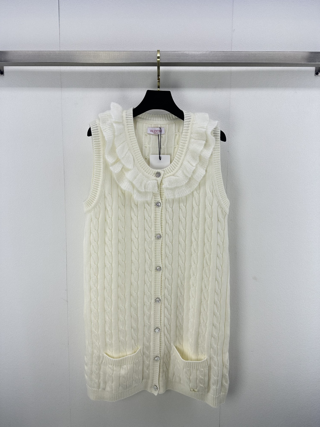 NO:298510,Valentin* new details 25 years Early spring new ruffled vest wool cardigan Customized precious silk woven yarn woven high-end diamond buttons present excellent quality Decorated with pure white with ruffled design makes ready-to-wear more fashionable and high-end The palace lotus leaf embellishes the neckline echoes exquisite and elegant 1 color 3 code SML, valentino, alexander wang19860909Valentin*上新细节 25年 早春新款荷叶边马甲毛织开衫 定制珍贵的丝毛纱线织造高级钻石纽扣 呈现极佳品相 饰以纯白色配荷叶边设 让成衣更为时髦高级 宫廷荷叶摆点缀在领口呼应 精致优雅 1色3码SML,,valentino,alexander wang,Women's clothing