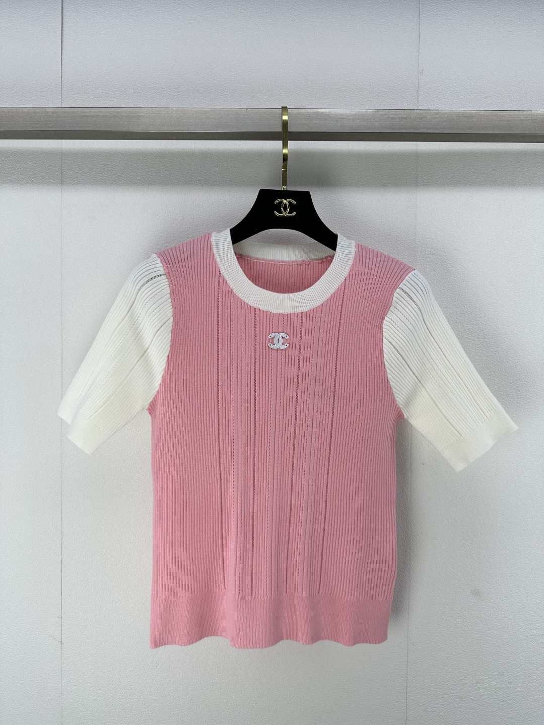 NO:298523,Chane* new details 25 Early spring new knitted round neck short sleeves Contrast color splicing design Classic brand double C letter logo decoration Simple and fashionable daily casual versatile 2 colors 3 codes SML, chanel, T-shirt, alexander wang19860909Chane*上新细节 25 早春新款针织圆领短袖 撞色拼接设计 经典品牌双c字母logo装饰 简约时髦日常休闲百搭 2色3码SML,,chanel,T-shirt,alexander wang,Women's clothing