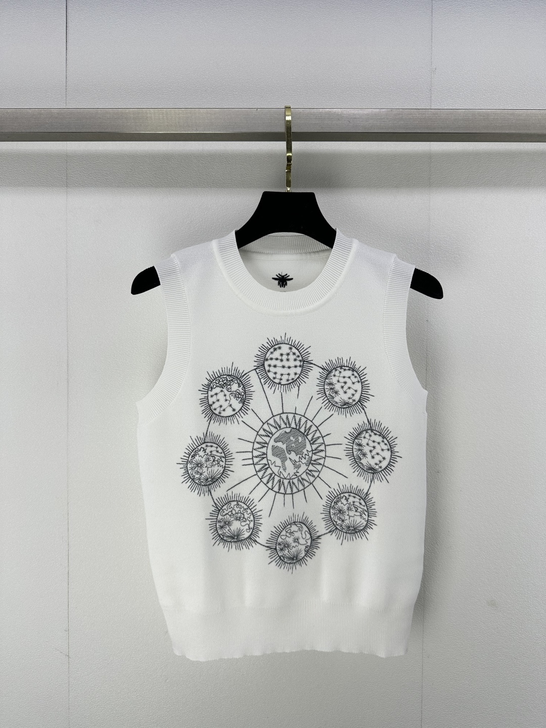 NO:298508,Dio* new details 25 Early spring new planet embroidery vest, skin-friendly and comfortable, heavy industry embroidery exquisite and advanced, three-dimensional tailoring style, casual and slim upper body 1 color 3 code SML,,dior,alexander wang19860909Dio*上新细节 25 早春新款星球刺绣背心 质地亲肤舒适 重工刺绣精致高级 立体剪裁版型上身休闲显瘦 1色3码SML,,dior,alexander wang,Women's clothing