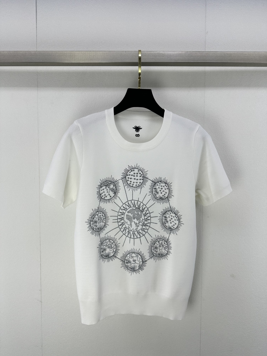 NO:298504,Dio* new details 25 Early spring new planet embroidery short sleeves texture skin-friendly and comfortable Heavy industry embroidery exquisite and high-end three-dimensional tailoring upper body casual and slim 1 color 3 code SML, dior, T-shirt, alexander wang19860909Dio*上新细节 25 早春新款星球刺绣短袖 质地亲肤舒适 重工刺绣精致高级 立体剪裁版型上身休闲显瘦 1色3码SML,,dior,T-shirt,alexander wang,Women's clothing