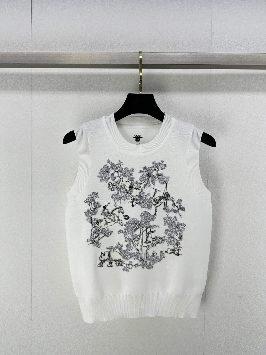 NO:298500,Dio* New details 25 Early spring new animal embroidery vest French elegant reinterpretation of classic items, inlay weaving fun animal pattern embroidery craftsmanship is super beautiful. White, rich and beautiful must be included!  Elegant temperament and age-reducing girlish style. They look good with gauze skirt and jeans. 1 color and 3 size SML, dior, skirts, jeans, alexander wang19860909Dio* 上新细节 25 早春新品动物刺绣背心 法式优雅重新演绎经典单品,嵌花编织趣味动物图案刺绣工艺超美.白富美必入！气质优雅减龄少女风.搭配纱裙牛仔裤都好看 1色3码SML,,dior,skirts,jeans,alexander wang,Women's clothing