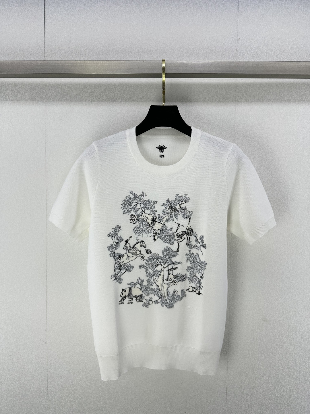 NO:298496,Dio* New details 25 Early spring new animal embroidery short sleeve French elegant reinterpretation of classic items, inlay weaving fun animal pattern embroidery craftsmanship is super beautiful. White, rich and beautiful must be included!  Elegant temperament and age-reducing girlish style. They look good with gauze skirt and jeans. 1 color and 3 size SML, dior, skirts, jeans, T-shirt, alexander wang19860909Dio* 上新细节 25 早春新品动物刺绣短袖 法式优雅重新演绎经典单品,嵌花编织趣味动物图案刺绣工艺超美.白富美必入！气质优雅减龄少女风.搭配纱裙牛仔裤都好看 1色3码SML,,dior,skirts,jeans,T-shirt,alexander wang,Women's clothing