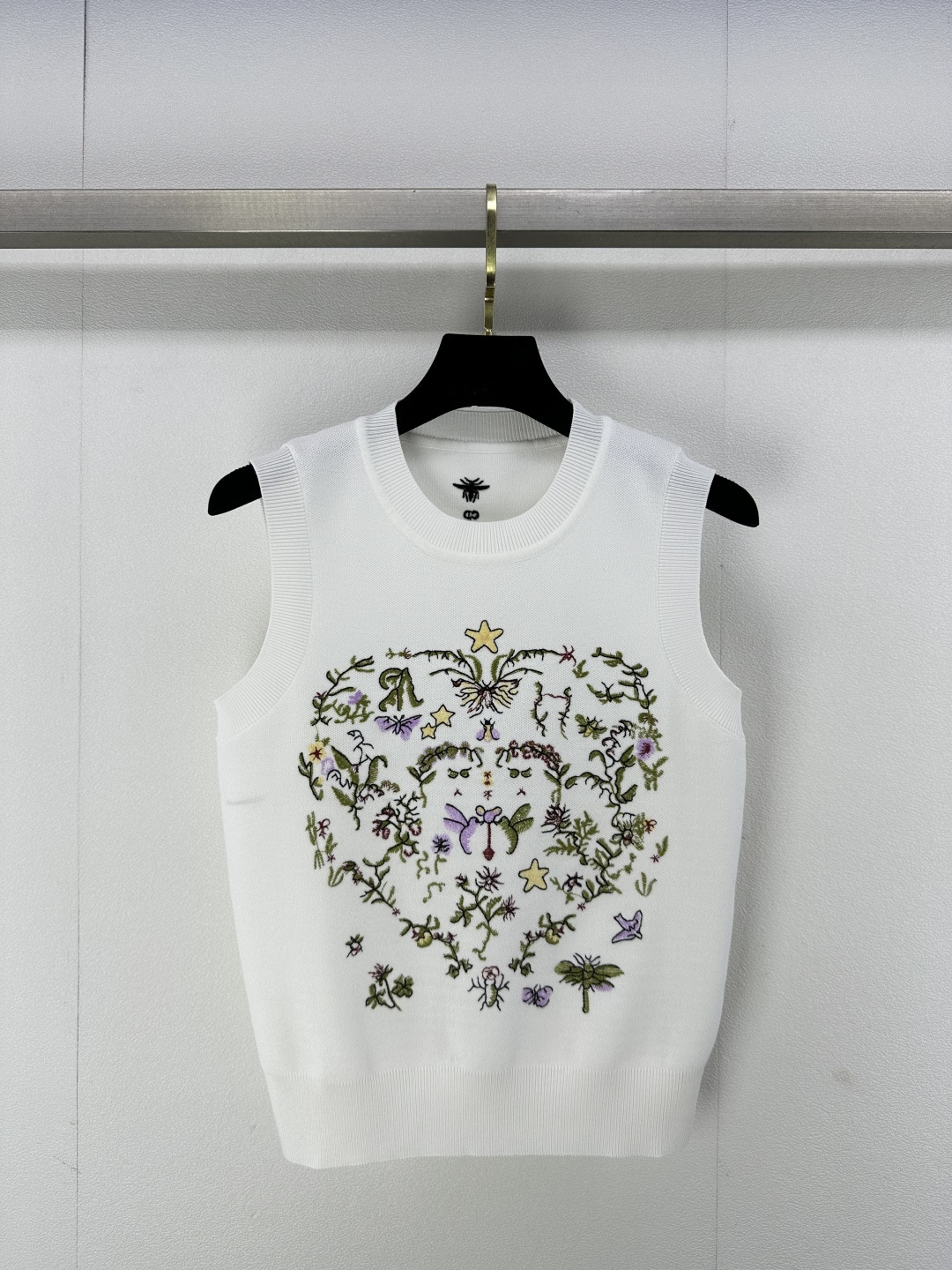 NO:298492,Dio* New Details 25 The latest flower heavy industry embroidery knitted vest in early spring!  Decorated with colorful flowers patterns, rendering simple brands!  Fashionable and fresh style!  The upper body is fashionable and versatile!  1 color 3 code SML, dior, alexander wang19860909Dio*上新细节 25 早春最新花卉重工刺绣针织背心！饰以色彩鲜艳花朵图案衬托,渲染简约大牌！时尚不失清新风格 ！上身时髦百搭！ 1色3码SML,,dior,alexander wang,Women's clothing