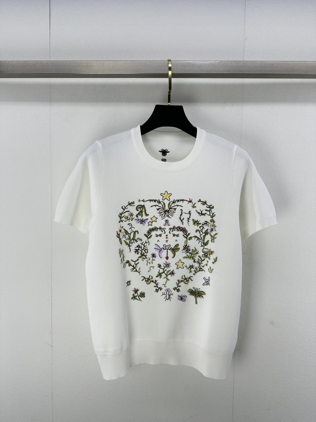 NO:298488,Dio* New Details 25 The latest flower heavy industry embroidery knitted short sleeves in early spring!  Decorated with colorful flowers patterns, rendering simple brands!  Fashionable and fresh style!  The upper body is fashionable and versatile!  1 color 3 code SML, dior, T-shirt, alexander wang19860909Dio*上新细节 25 早春最新花卉重工刺绣针织短袖！饰以色彩鲜艳花朵图案衬托,渲染简约大牌！时尚不失清新风格 ！上身时髦百搭！ 1色3码SML,,dior,T-shirt,alexander wang,Women's clothing