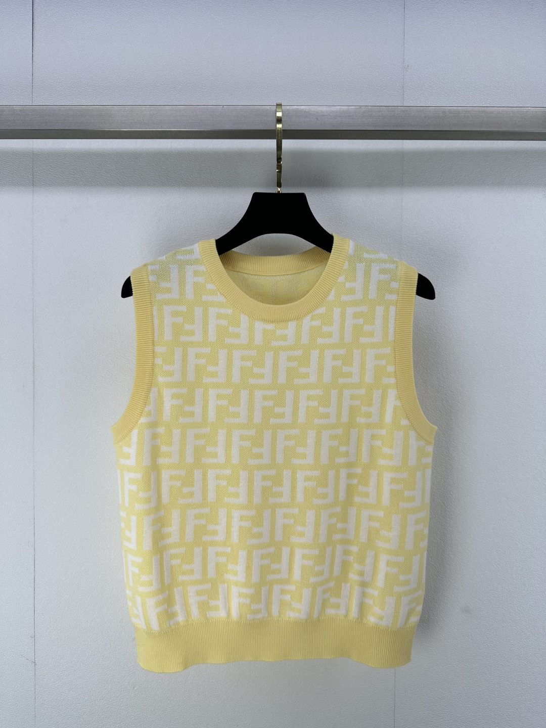 NO:298518,Fend* new details 25 Early spring new knitted round neck vest Classic brand double Flogo old-fashioned jacquard decoration Regular style Simple and fashionable daily versatile 1 color 3 code SML, fendi, alexander wang19860909Fend*上新细节 25 早春新款针织圆领背心 经典品牌双Flogo老花提花装饰 常规版型 简约时髦日常百搭 1色3码SML,,fendi,alexander wang,Women's clothing