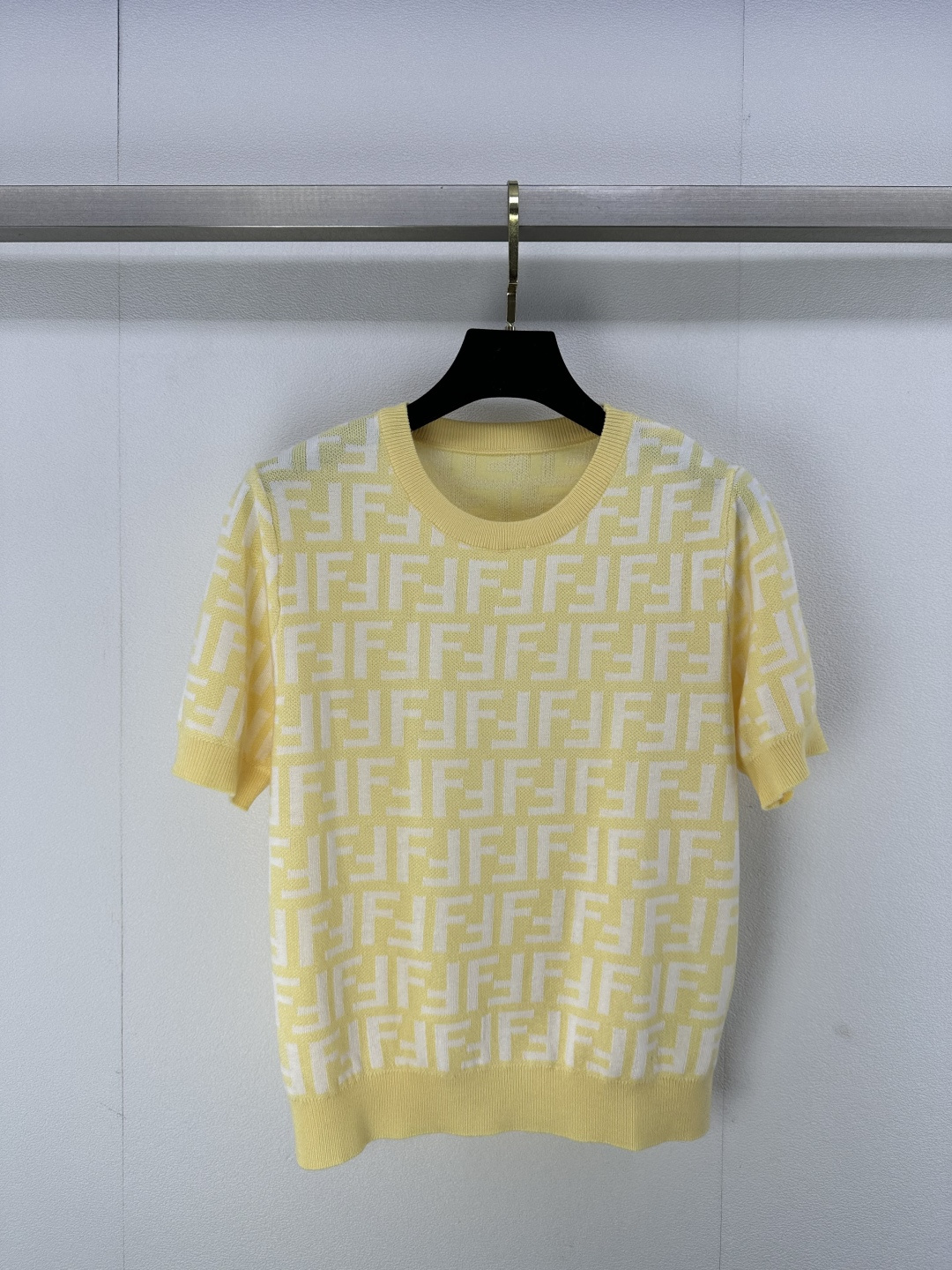 NO:298513,Fend* new details 25 Early spring new knitted round neck short sleeves Classic brand double Flogo old-fashioned jacquard decoration Regular style Simple and fashionable daily versatile 1 color 3 code SML, fendi, T-shirt, alexander wang19860909Fend*上新细节 25 早春新款针织圆领短袖 经典品牌双Flogo老花提花装饰 常规版型 简约时髦日常百搭 1色3码SML,,fendi,T-shirt,alexander wang,Women's clothing