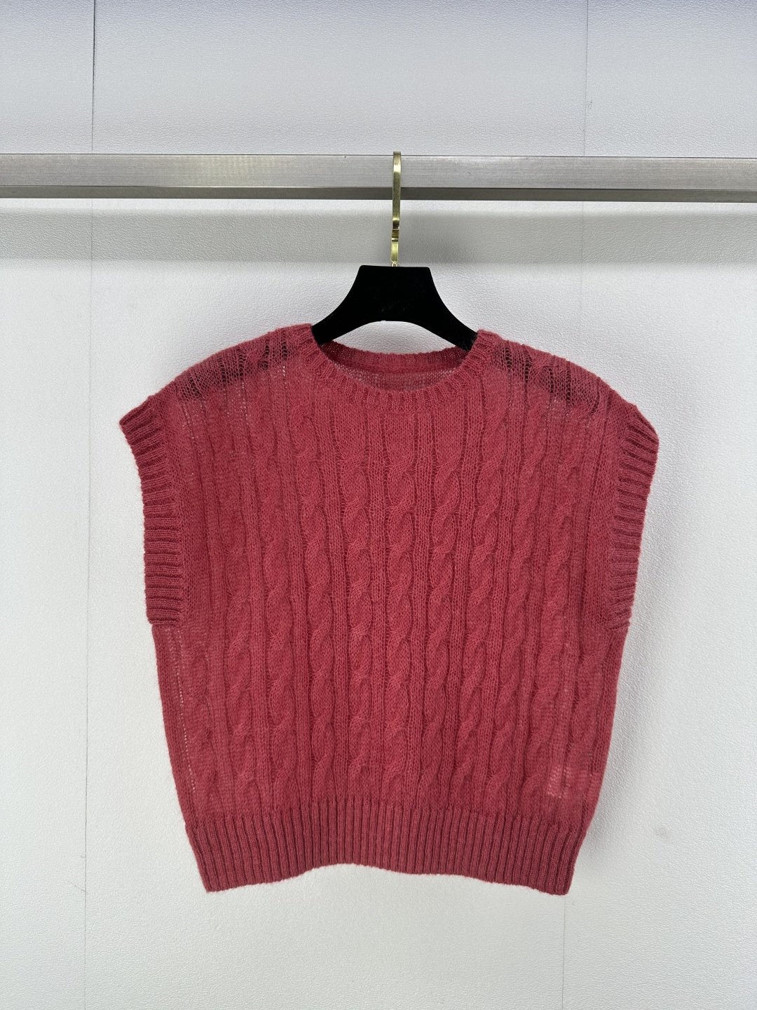 NO:298509,BC* new details 25 Spring new product round neck mohair vest New Year red color matching, vertical mohair texture, short visual modification of body shape, highlighting the ingenuity of brand design, age-reducing beauty, suitable for daily commuting, 1 color 3 code SML,,alexander wang19860909BC*上新细节 25 春季新品圆领麻花马海毛背心 新春红配色 通体竖麻花肌理 短款视觉修饰身形 彰显品牌设计巧思 减龄靓丽 日常通勤都适配 1色3码SML,,alexander wang,Women's clothing