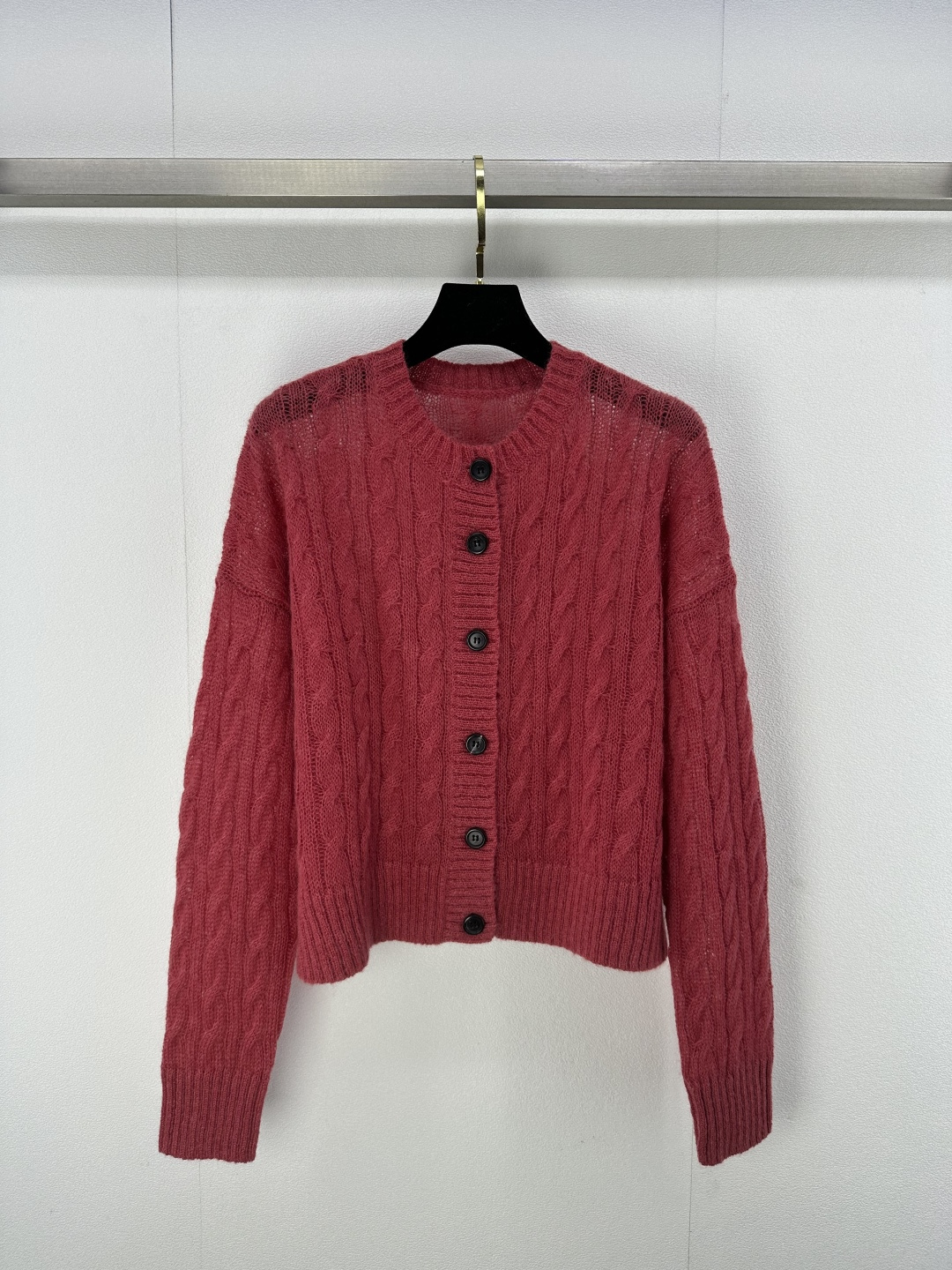 NO:298507,BC* new details 25 Spring new product round neck mohair cardigan New Year red color matching, vertical mohair texture, short visual modification of body shape, highlighting the ingenuity of brand design, age-reducing beauty, suitable for daily commuting, 1 color 3 code SML,,alexander wang19860909BC*上新细节 25 春季新品圆领麻花马海毛开衫 新春红配色 通体竖麻花肌理 短款视觉修饰身形 彰显品牌设计巧思 减龄靓丽 日常通勤都适配 1色3码SML,,alexander wang,Women's clothing