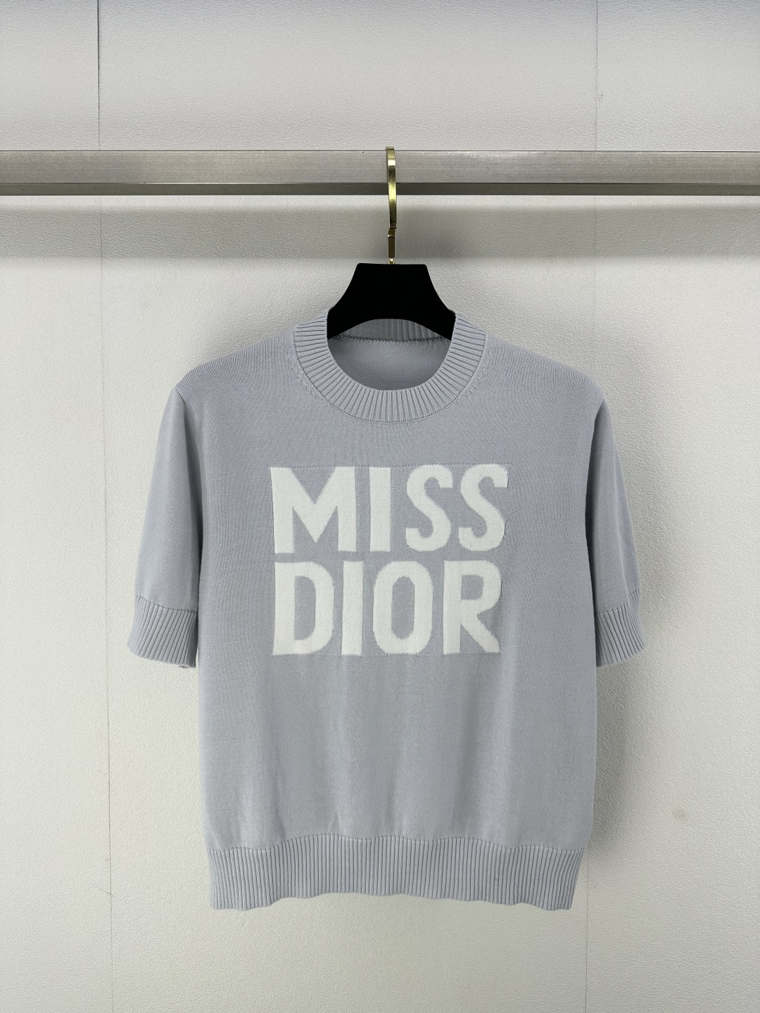 NO:298502,Dio* new details 25 new sweater contrasting color miss letter jacquard short sleeves are essential for coexistence of fashion and comfort. Age-reducing girlish temperament must be fashionable. The style is versatile and not picky. Paired with jeans. The skirts are very good. 2 colors and 3 sizes. SML, dior, skirts, jeans, sweaters, T-shirt, alexander wang19860909Dio*上新细节 25 新款毛衣撞色miss字母提花短袖 时尚与舒适并存的必备 减龄少女气质时髦精必入 版型百搭不挑人 搭配牛仔裤 裙子都很 2色3码SML,,dior,skirts,jeans,sweaters,T-shirt,alexander wang,Women's clothing