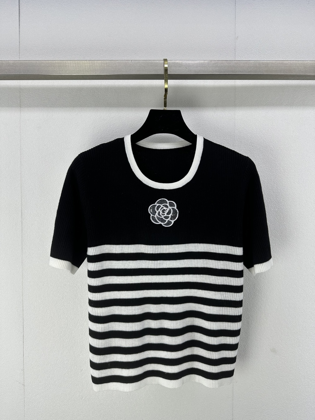 NO:298498,Chane* new details 25 new knitted camellia striped short sleeves striped elements, camellia embellishment on the chest Simple and big brand Fresh color matching Sweet and temperament on the upper body 3 colors 3 size SML, chanel, T-shirt, alexander wang19860909Chane*上新细节 25 新款针织山茶花条纹短袖 条纹元素,胸前山茶花点缀 简约又大牌 配色清新 上身甜美又气质 3色3码SML,,chanel,T-shirt,alexander wang,Women's clothing