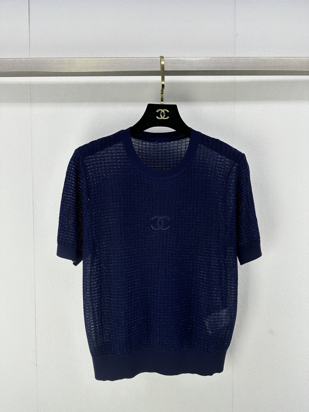 NO:298495,Chane* new details 25 new knitted silver wire hollow short sleeves Silver wire elements Chest letter logo embellishment Simple and big brand Color fresh Top body fashionable and elegant 2 colors 3 size SML, chanel, T-shirt, alexander wang19860909Chane*上新细节 25 新款针织银丝镂空短袖 银丝元素 胸前字母logo点缀 简约又大牌 配色清新 上身时髦又气质 2色3码SML,,chanel,T-shirt,alexander wang,Women's clothing