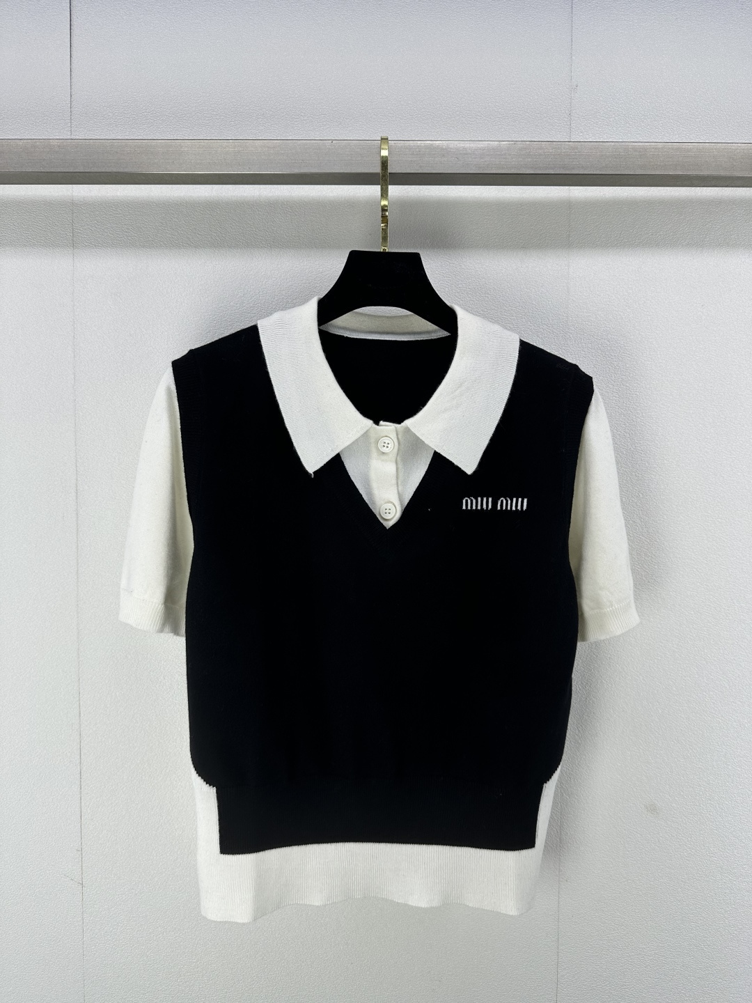 NO:298491,Miumi* new details 25 Early spring new knitted lapel short sleeve vest fake two-piece design Classic letter logo jacquard decoration yb open mold letter logo button decoration Senior fashionable college style 3 color 3 code SML, miumiu, T-shirt, alexander wang19860909Miumi*上新细节 25 早春新款针织翻领短袖 马甲假两件设计 经典字母logo提花装饰 yb开模字母logo纽扣装饰 高级时髦学院风 3色3码SML,,miumiu,T-shirt,alexander wang,Women's clothing