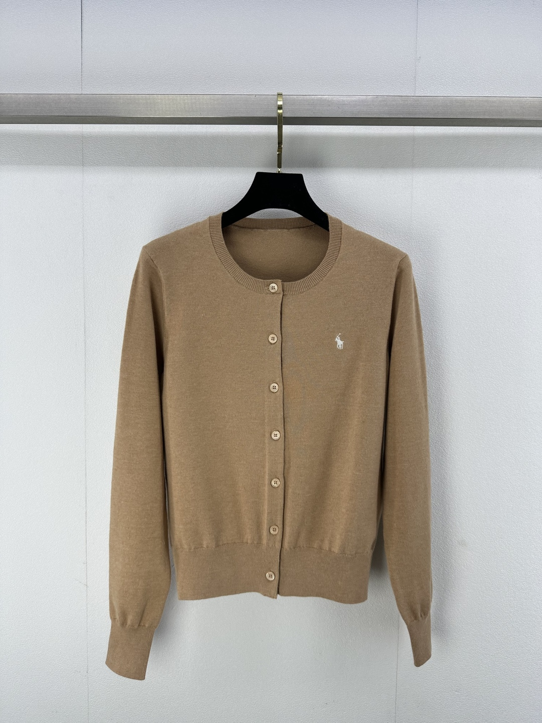 NO:298487,RL *New Details 25 The latest classic embroidered knitted cardigan American outfit Look~ Casual and versatile. You won’t make any mistakes when matching the basic colors at will!  This basic style is the key point. It looks good when wearing it alone. The classic embroidery is beautiful and durable. 1 color and 3 codes SML, alexander wang19860909RL *上新细节 25 最新款经典刺绣针织开衫美式穿搭Look～休闲百搭 基础色随意搭配都不会出错！这种基础款版型是重点 单穿叠穿都好看 经典的刺绣美观的同时更经久耐穿 1色3码SML,,alexander wang,Women's clothing