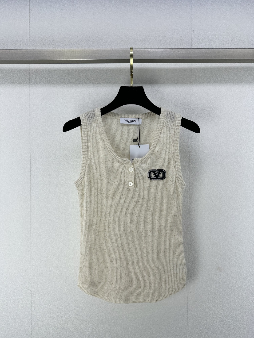 NO:313858,Valentin* new details 25 Early spring new blended semi-open vest, positioning logo, coexisting fashion and quality, showing unique feminine charm 3 colors and 3 codes SML, valentino, alexander wang19860909Valentin*上新细节 25 早春新款混纺半开背心,定位徽标,时尚与品质并存,展现独特女性魅力 3色3码SML,,valentino,alexander wang,Women's clothing