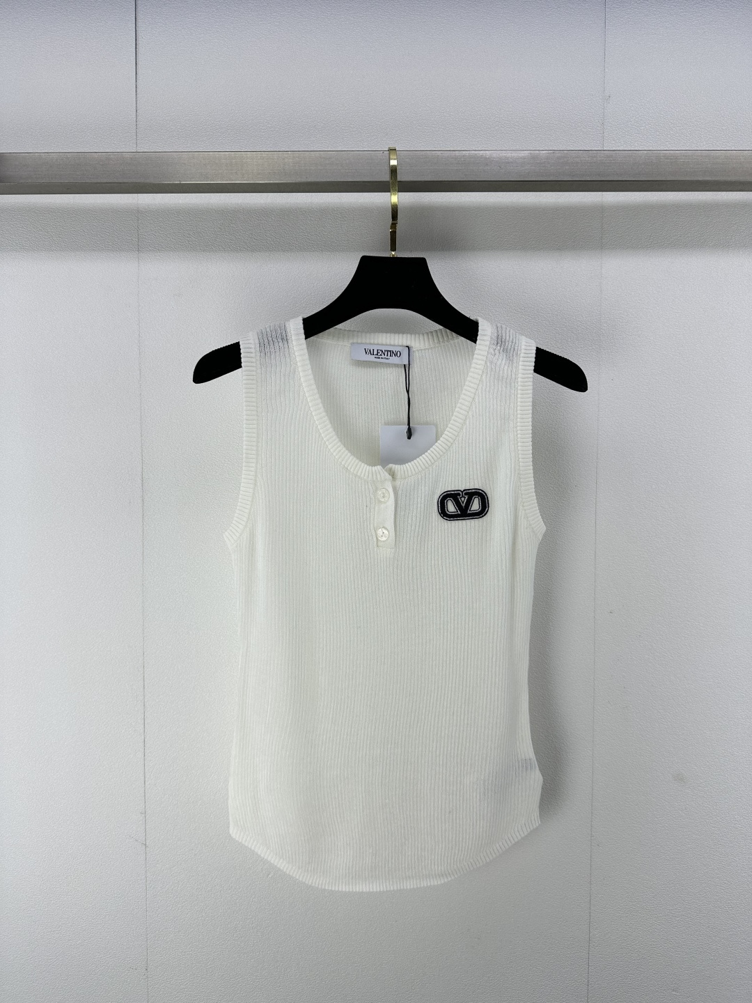 NO:313861,Valentin* new details 25 Early spring new blended semi-open vest, positioning logo, coexisting fashion and quality, showing unique feminine charm 3 colors and 3 codes SML, valentino, alexander wang19860909Valentin*上新细节 25 早春新款混纺半开背心,定位徽标,时尚与品质并存,展现独特女性魅力 3色3码SML,,valentino,alexander wang,Women's clothing