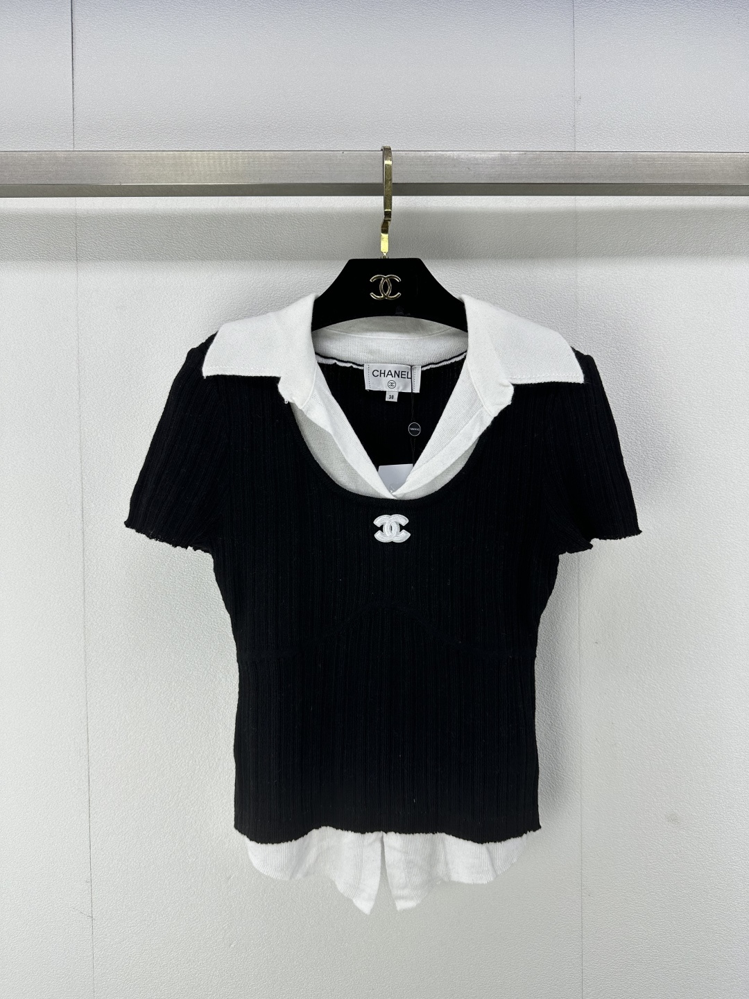 NO:313864,Chane* new details 25 Early spring new knitted two-piece short-sleeved lapel fake two-piece design small sexy custom double C iconic little fragrance logo!  3 color 3 code SML, chanel, T-shirt, alexander wang19860909Chane*上新细节 25 早春新款针织假两件短袖翻领假两件设计小性感 定制双C标志性小香logo！ 3色3码SML,,chanel,T-shirt,alexander wang,Women's clothing