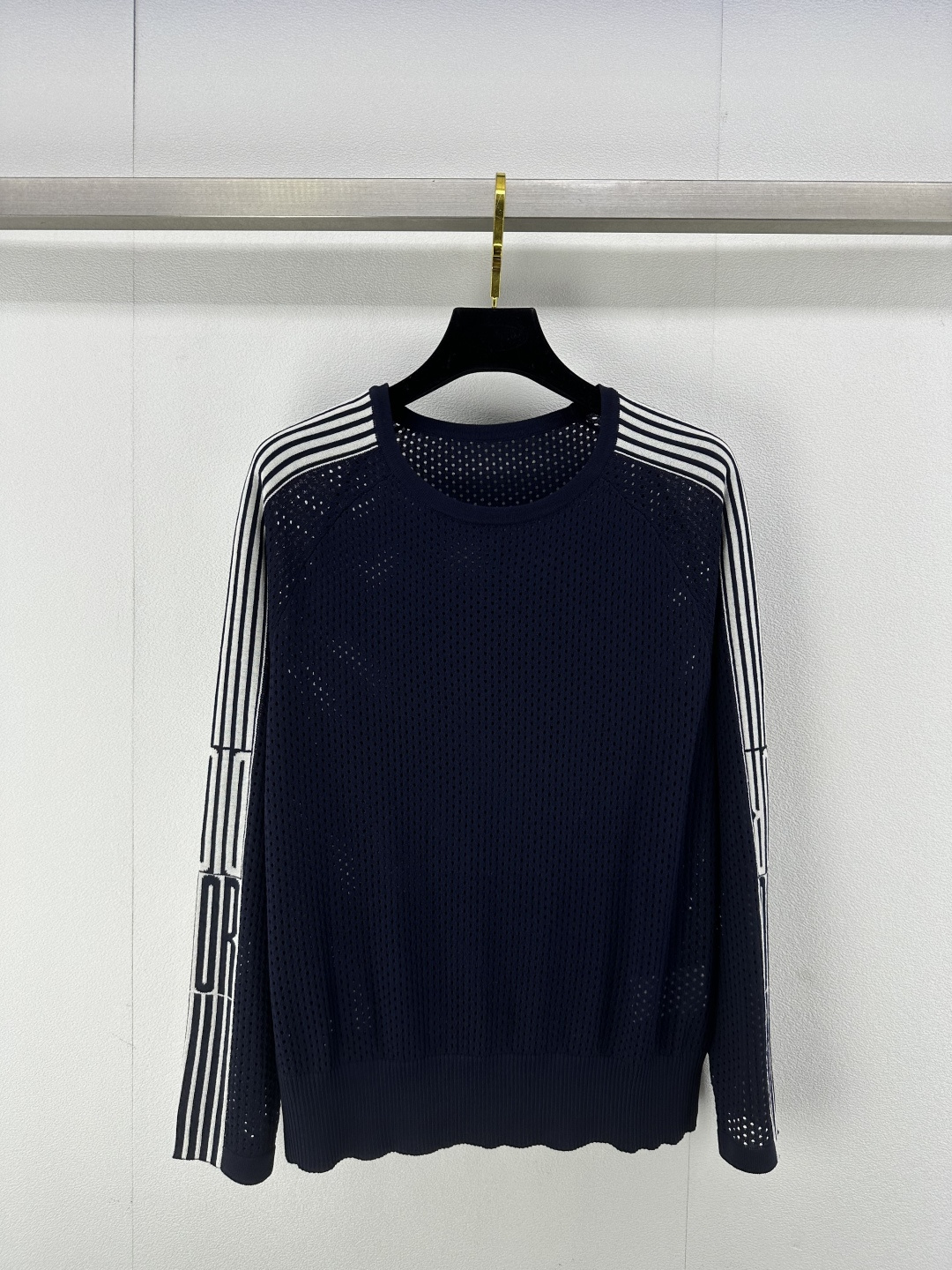 NO:313849,New details on Dio* 25 New letter hollow mesh long sleeves Round neck design leisurely and casually. Small loose fitting is the king. Contrasting jacquard letters. Fashionable and sporty style. 2 colors and 3 codes. SML, dior, alexander wang19860909Dio*上新细节 25 新款字母镂空网眼长袖 圆领设计悠闲随性 小宽松的版型显瘦是王道 撞色提花字母 时髦运动风 2色3码SML,,dior,alexander wang,Women's clothing