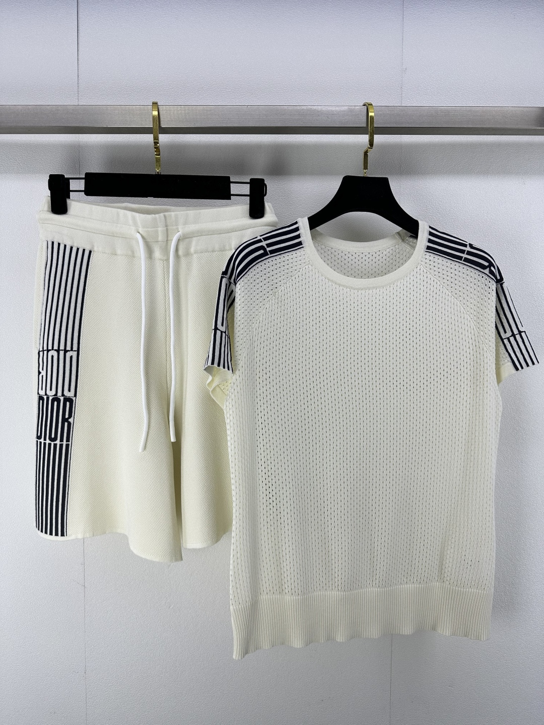 NO:313867,New details on Dio* 25 New letter hollow mesh short sleeve suit, round neck design leisurely and casual, small loose fit, slimming is the king, shorts with straight slit style, elastic elastic lace, waist circumference fits the waistline, long legs, Chang Chi, without restraint, fashionable sports sets are youthful and full of vitality, 2 colors, 3 sizes, SML, dior, shorts, T-shirt, alexander wang19860909Dio*上新细节 25 新款字母镂空网眼短袖套装 圆领设计悠闲随性 小宽松的版型显瘦是王道 短裤直筒开叉的款式 松紧弹力系带腰围自在贴合腰线上身就是大长腿,张驰无束缚 时尚运动成套穿青春洋溢活力 2色3码SML,,dior,shorts,T-shirt,alexander wang,Women's clothing