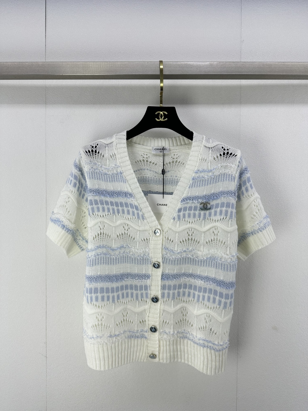 NO:314492,Chane* New details 25 New knitted gradient hollow cardigan short sleeves Gradient color small hollow ultra-thin breathable Double C three-dimensional logo full of small fragrance!  Light and comfortable material, sweet and elegant temperament, 2 colors and 3 sizes SML, chanel, T-shirt, alexander wang19860909Chane*上新细节 25 新款针织渐变镂空开衫短袖 渐变颜色小镂空超薄透气 双C立体标志满满小香风！材质轻薄舒适,甜美气质名媛 2色3码SML,,chanel,T-shirt,alexander wang,Women's clothing