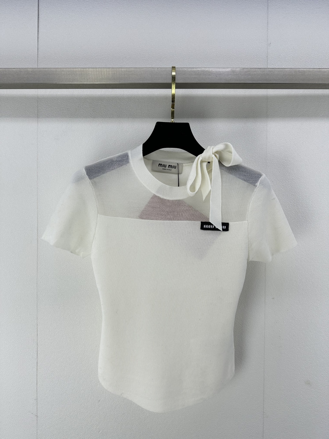 NO:314494,Miu I* new details 25 new round neck lace short sleeves necklace full of high-end feel, thin fabric, top body slim and fashionable and versatile 3 colors 3 size SML,,miumiu, T-shirt, alexander wang19860909Miu I*上新细节 25 新款圆领系带短袖 领口系带高级感满满 轻薄面料 上身显瘦时髦又百搭 3色3码SML,,miumiu,T-shirt,alexander wang,Women's clothing