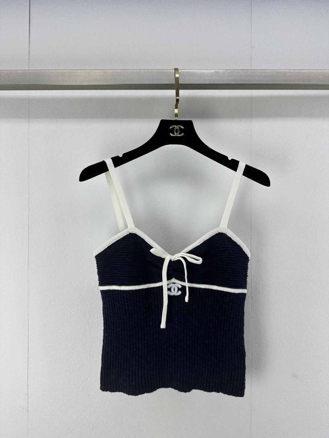 NO:314495,Chane* new details 25 Summer new suspender vest casually wear l elastic and inclusive, contrasting colors with fashionable and aesthetic comfort, versatile and not picky 3 colors and 3 sizes SML, chanel, alexander wang19860909Chane*上新细节 25 夏季新款吊带背心 随性穿搭 l 弹力款包容性超强 撞色系时髦度和美感舒适度十足～百搭不挑人 3色3码SML,,chanel,alexander wang,Women's clothing