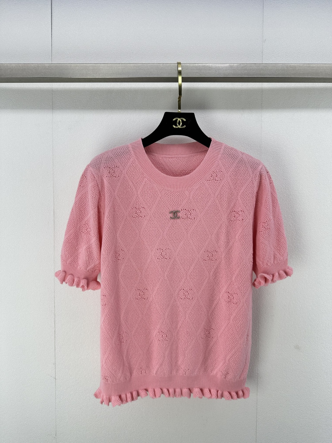 NO:313873,Chane* new details 25 Early spring new knitted round neck short sleeves cuff hem wood ear design diamond letter logo jacquard double closure embellishment simple fashionable generous and versatile 2 colors 3 codes SML, chanel, T-shirt, alexander wang19860909Chane*上新细节 25 早春新款针织圆领短袖 袖口下摆木耳边设计 菱格字母logo提花 双clogo点缀 简约时髦大方百搭 2色3码SML,,chanel,T-shirt,alexander wang,Women's clothing