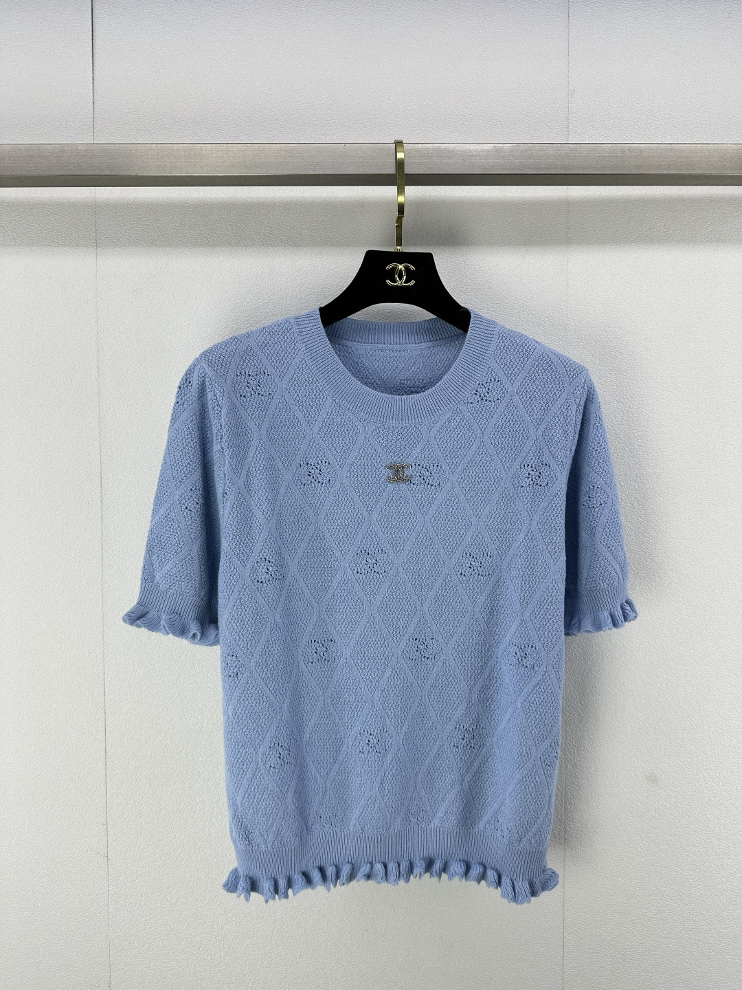 NO:313877,Chane* new details 25 Early spring new knitted round neck short sleeves cuff hem wood ear design diamond letter logo jacquard double closure embellishment simple fashionable generous and versatile 2 colors 3 codes SML, chanel, T-shirt, alexander wang19860909Chane*上新细节 25 早春新款针织圆领短袖 袖口下摆木耳边设计 菱格字母logo提花 双clogo点缀 简约时髦大方百搭 2色3码SML,,chanel,T-shirt,alexander wang,Women's clothing