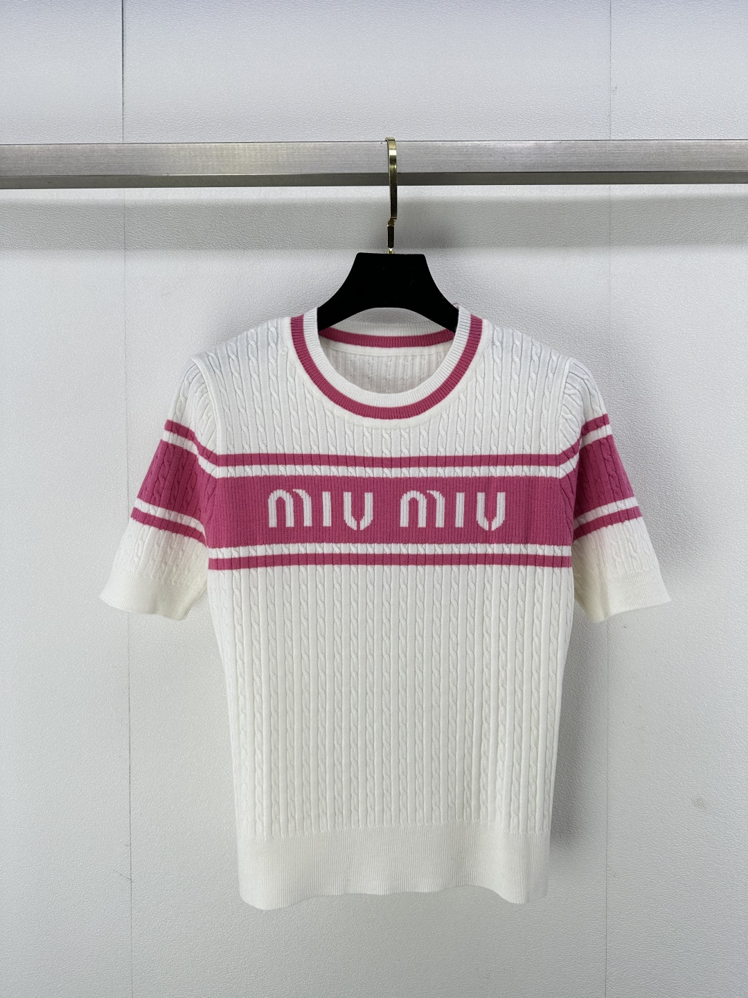 NO:313881,Miumi* new details 25 Early spring new knitted round neck short sleeves Contrast color splicing button rope design Classic letter logo contrast embellishment Simple and fashionable daily versatile 2 colors 3 codes SML, miumiu, T-shirt, alexander wang19860909Miumi*上新细节 25 早春新款针织圆领短袖 撞色拼接纽绳设计 经典字母logo撞色点缀 简约时髦日常百搭 2色3码SML,,miumiu,T-shirt,alexander wang,Women's clothing