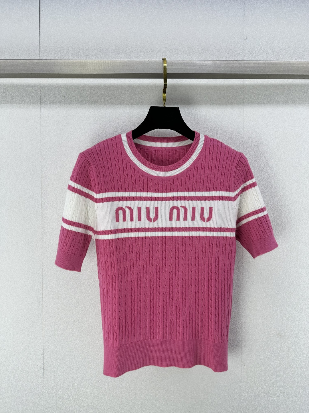 NO:313885,Miumi* new details 25 Early spring new knitted round neck short sleeves Contrast color splicing button rope design Classic letter logo contrast embellishment Simple and fashionable daily versatile 2 colors 3 codes SML, miumiu, T-shirt, alexander wang19860909Miumi*上新细节 25 早春新款针织圆领短袖 撞色拼接纽绳设计 经典字母logo撞色点缀 简约时髦日常百搭 2色3码SML,,miumiu,T-shirt,alexander wang,Women's clothing