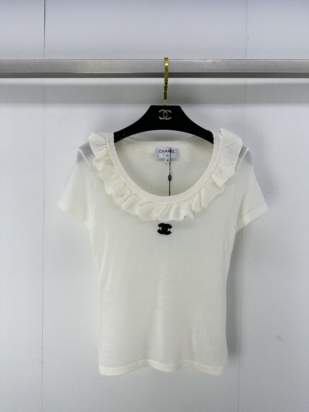 NO:315107,Chane* new details 25 Early spring new knitted lotus leaf u neck short sleeve positioning double Clogo spliced ​​ruffle design heavy ultra-thin fabric super comfortable and elastic 3 colors 3 codes SML, chanel, T-shirt, alexander wang19860909Chane*上新细节 25 早春新款针织荷叶u领短袖 定位双Clogo 拼接荷叶边设计重超薄面料超舒适有弹力 3色3码SML,,chanel,T-shirt,alexander wang,Women's clothing