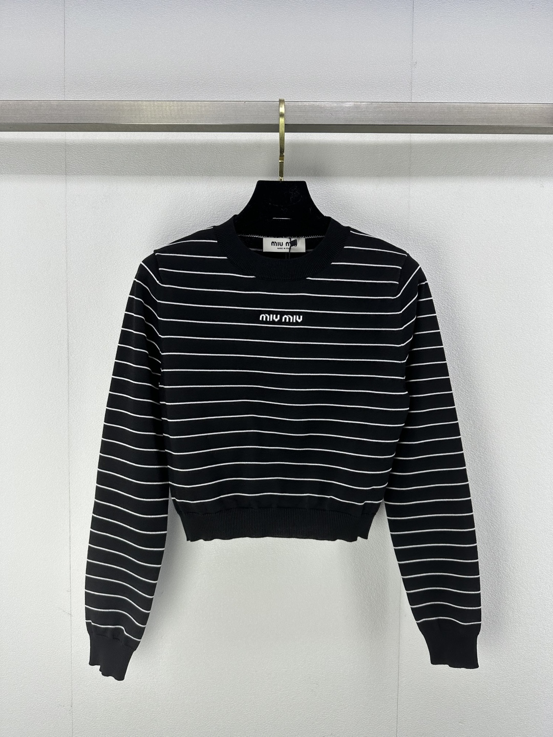 NO:315113,Miumi *New details 25 New striped letters long sleeves Black and white classic color scheme Small short style lazy and playful Paired with high waist pants to make your legs look long very layered 2 colors 3 size SML, miumiu, alexander wang19860909Miumi *上新细节 25 新款条纹字母长袖 黑白经典配色 小短款慵懒俏皮 搭配高腰裤巨显腿长 非常有层次感 2色3码SML,,miumiu,alexander wang,Women's clothing